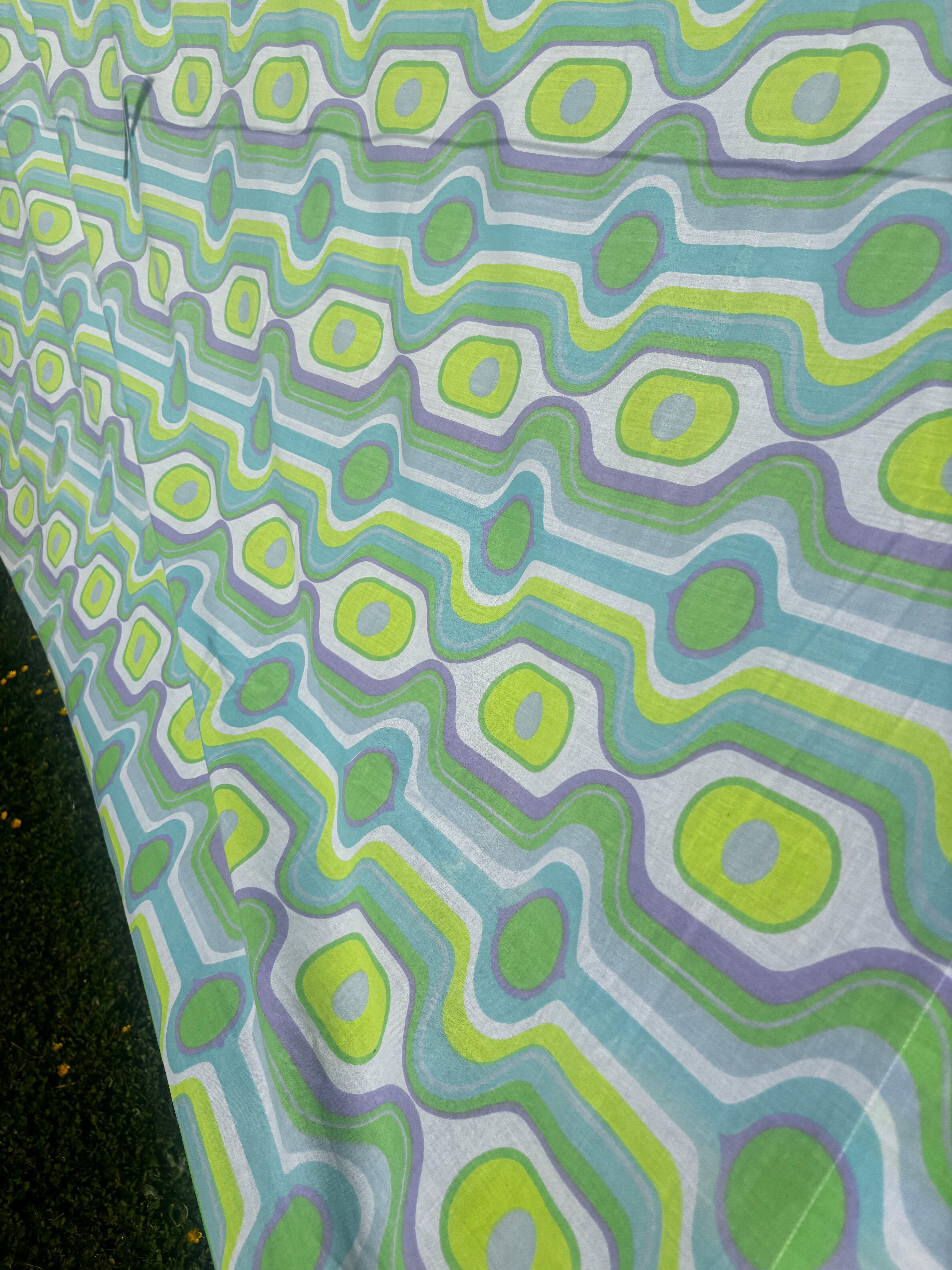 Flat sheet in printed psychedelic blue-green tergal.