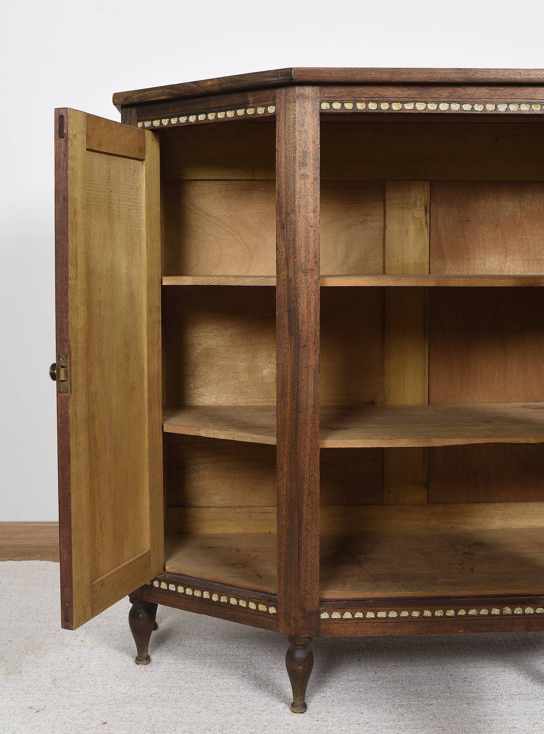 Buffet ou armoire d'angle, à 3 faces, en bois massif, sculpté et peint.