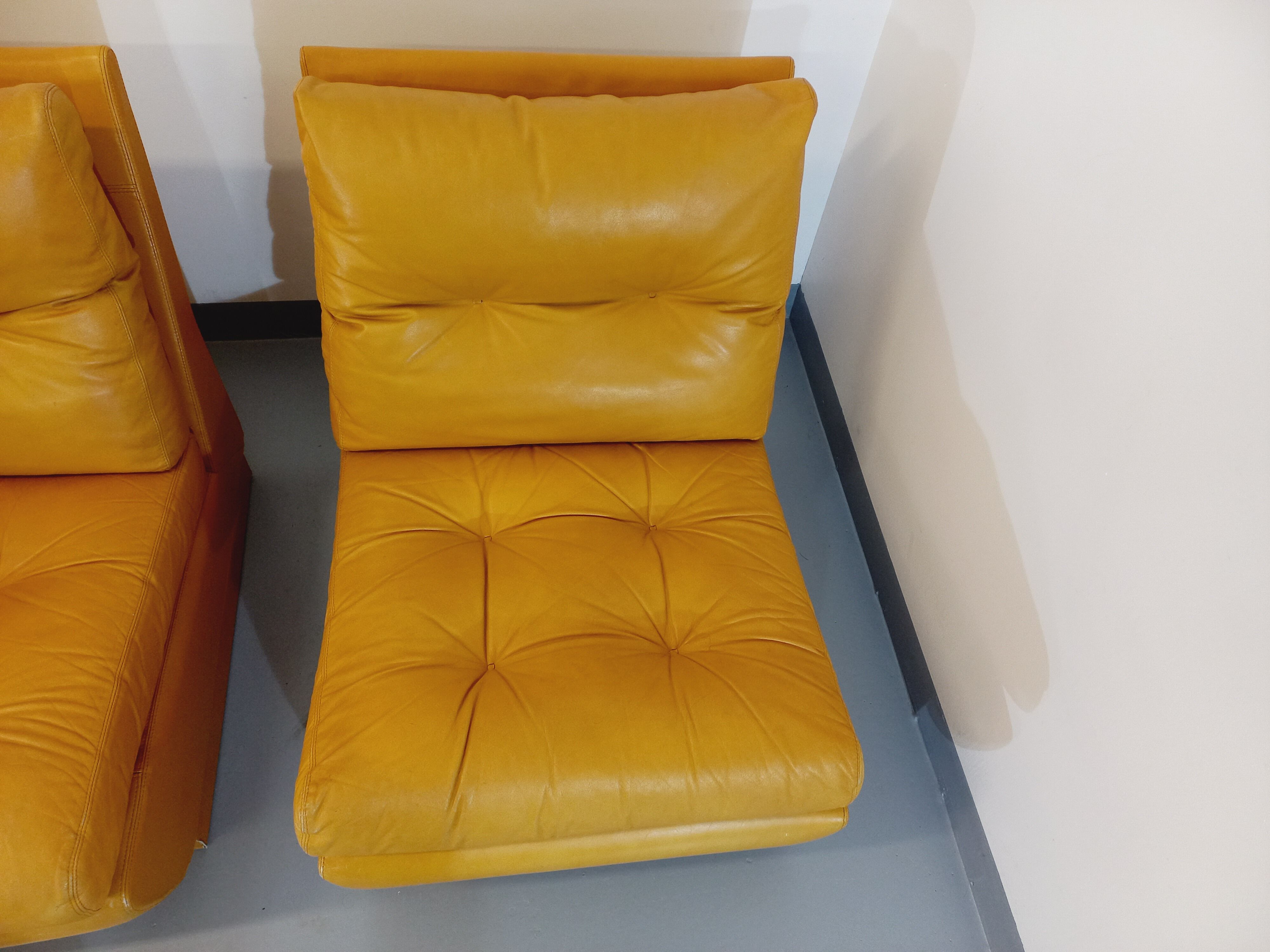 Suite of 3 Roche Bobois vintage chauffeurs in mustard yellow leather 70s