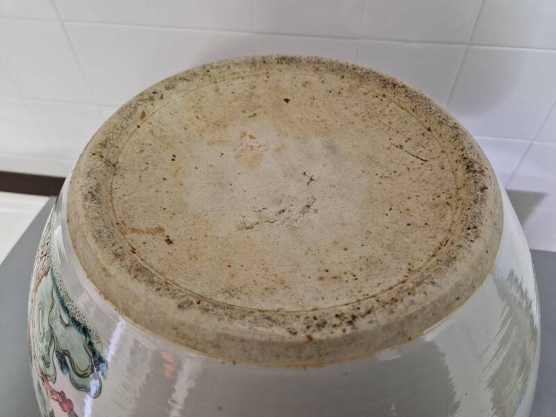 China - Circular fishbowl in Famille Rose enamel