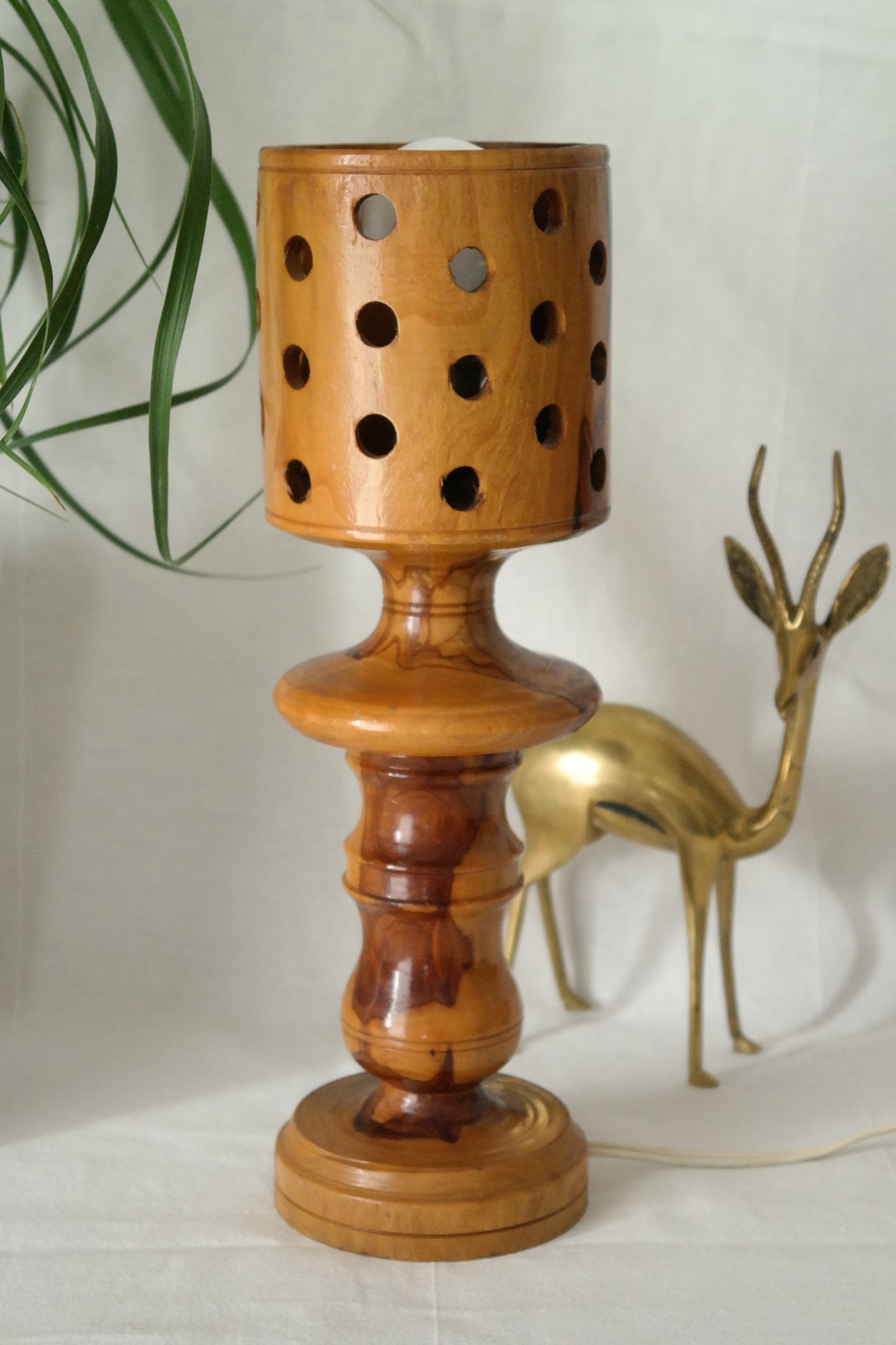 Lampe design vintage en bois d'olivier