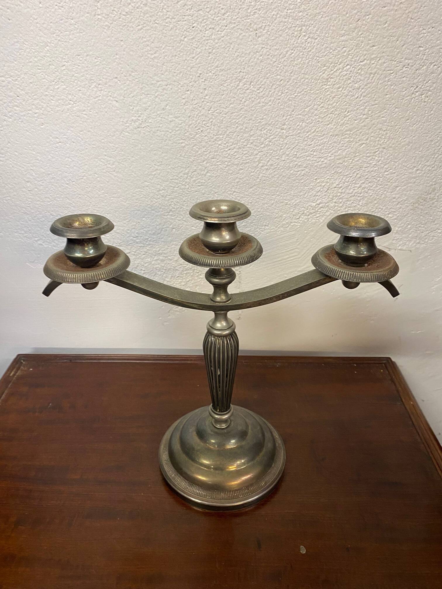 Paire de bougeoirs style art deco en metal argente