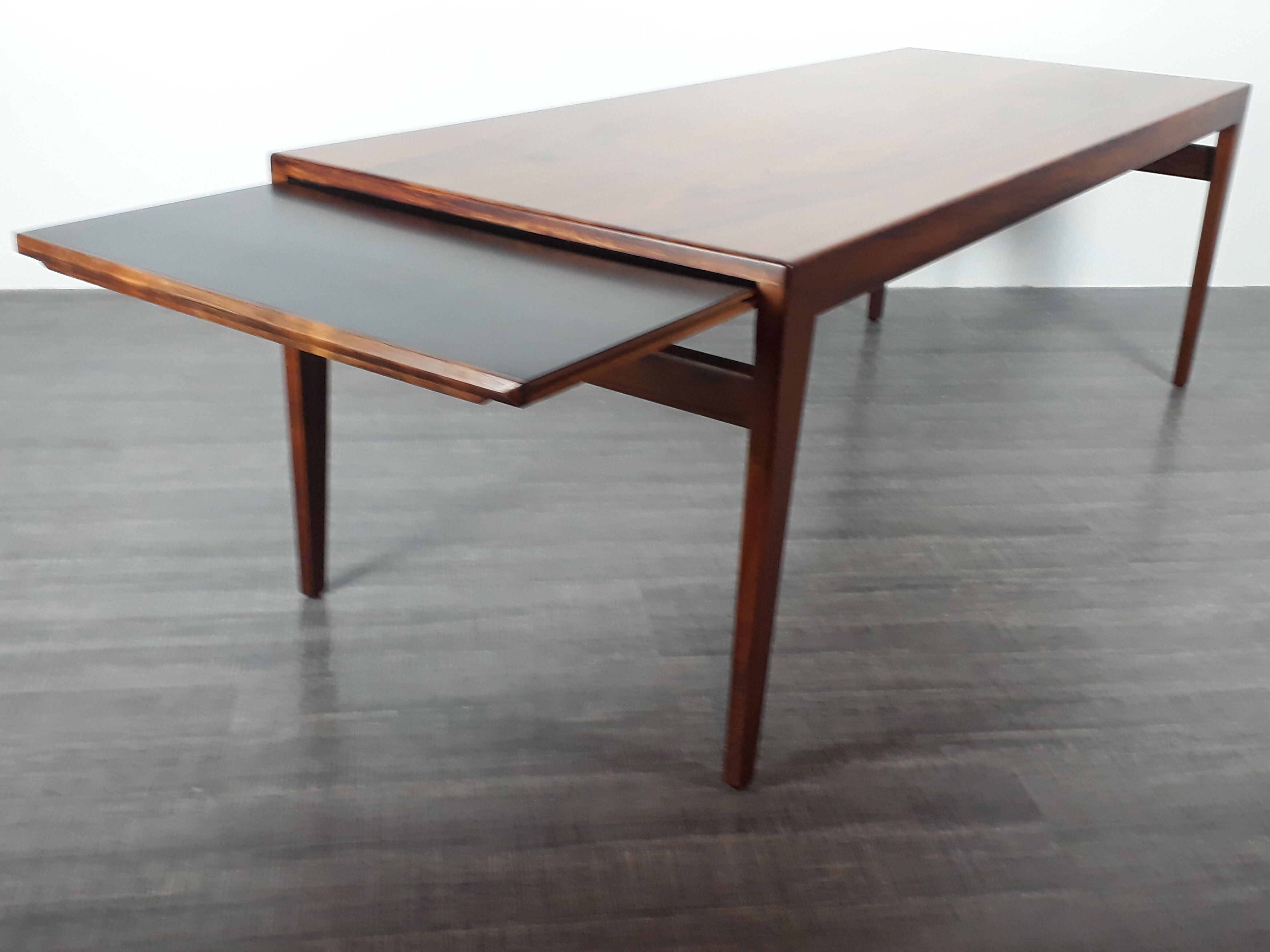 Extendable coffee table