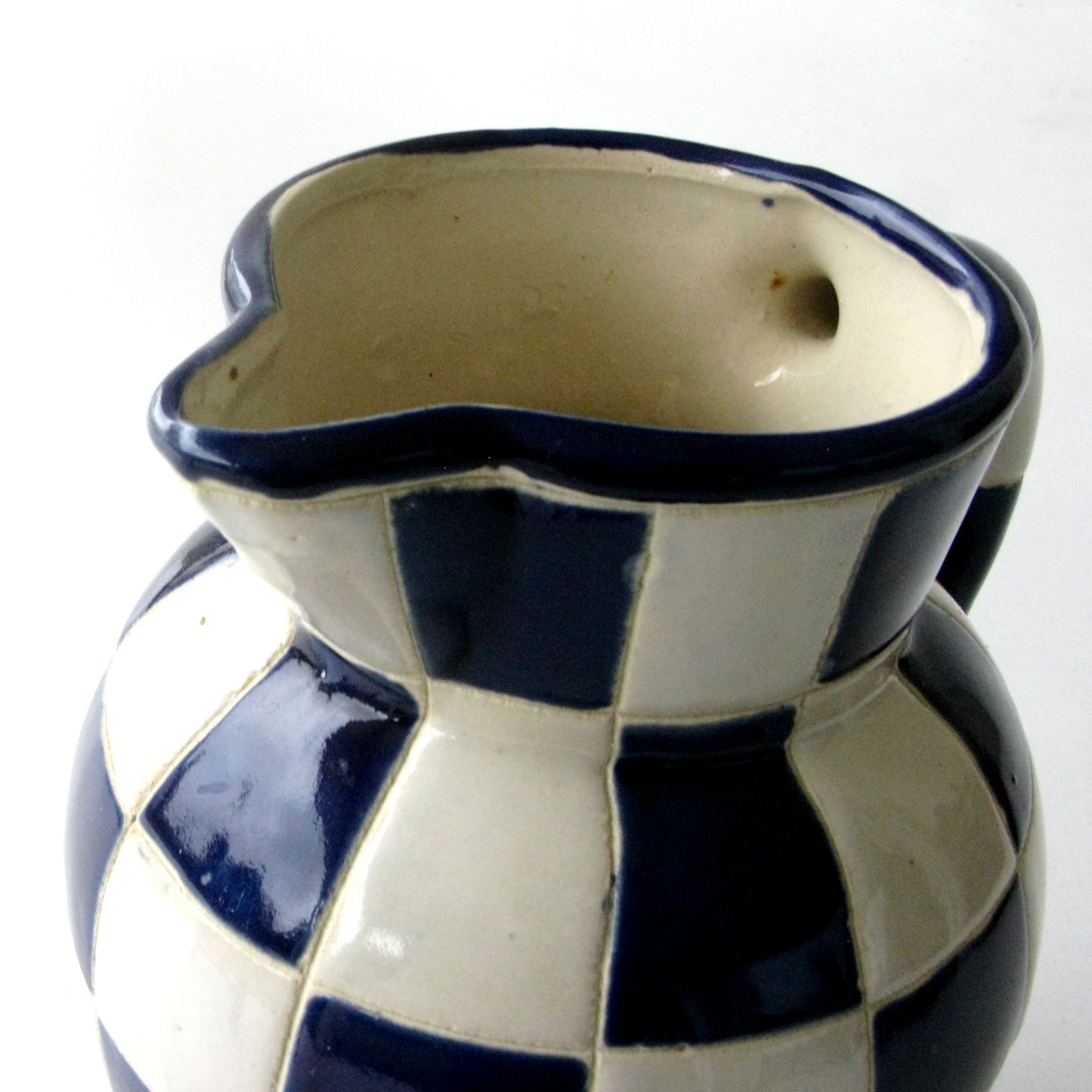 Ancien pichet en faïence à décor Lustucru de fabrication artisanale