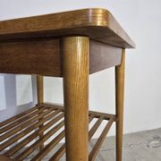 Table basse en bois des années 70 avec étagère à lattes.