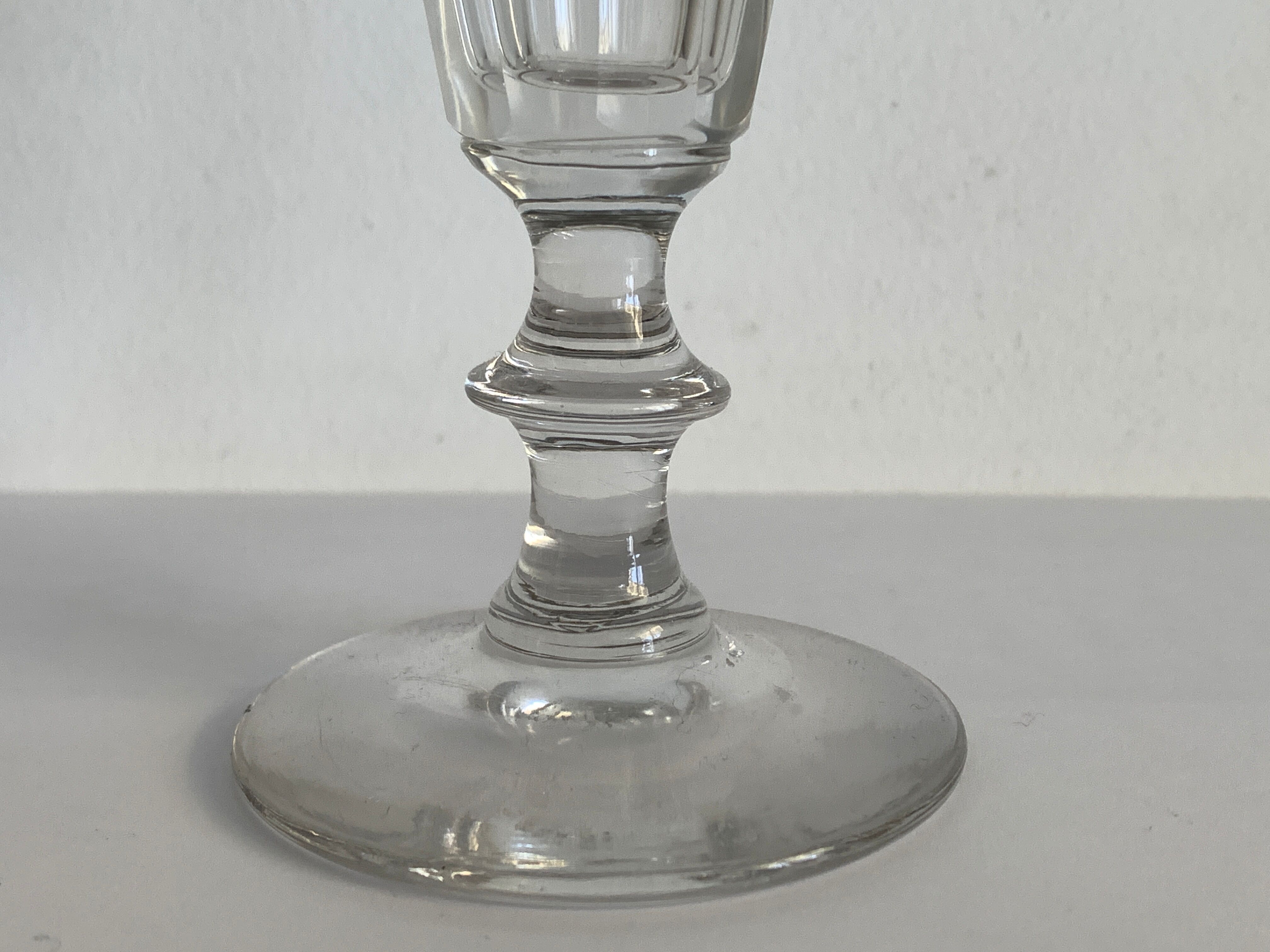 6 flûtes à champagne en verre soufflé, modèle ancien Caton de Saint Louis