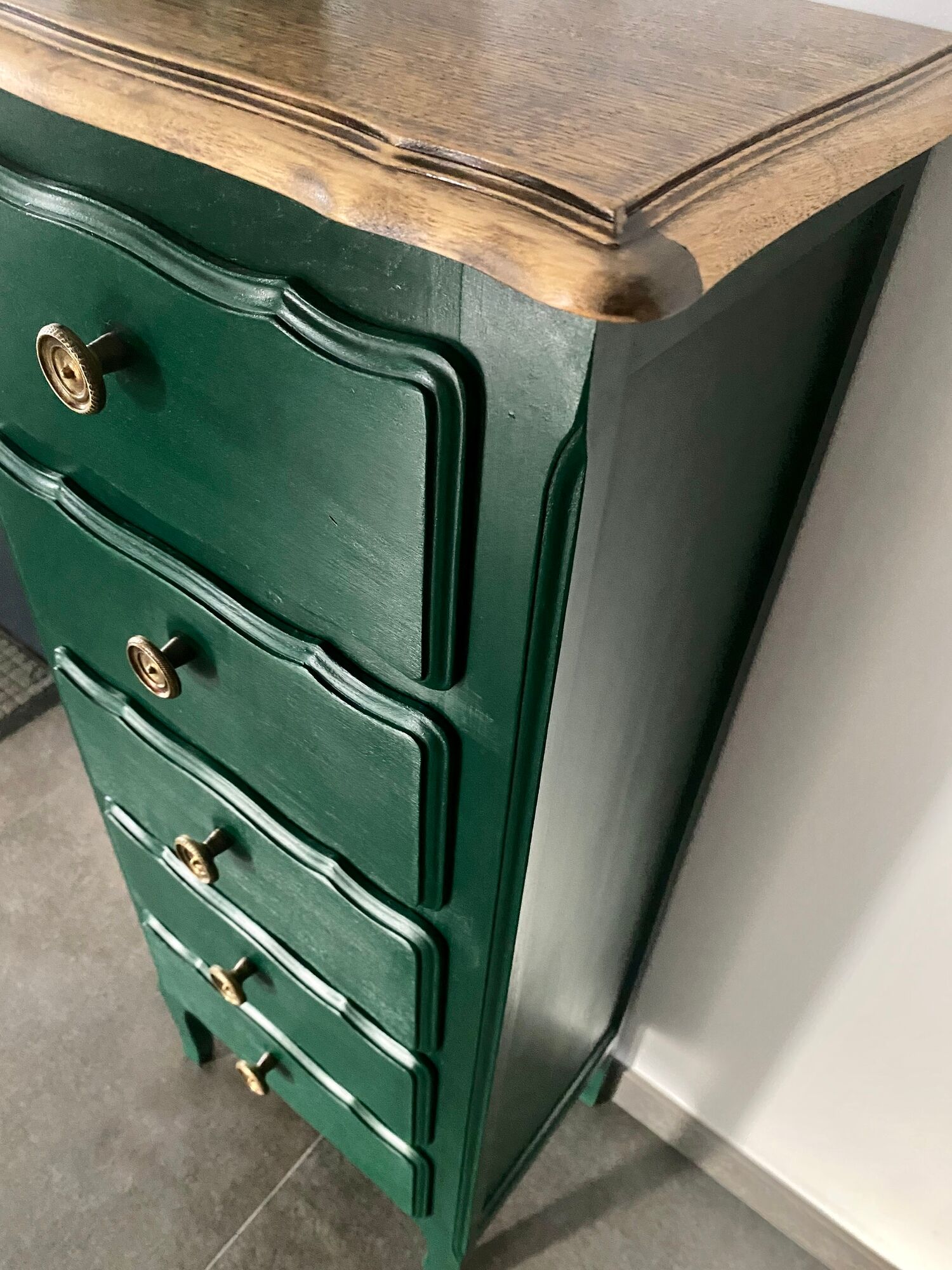 Chiffonnier 5 tiroirs relooké vert sapin et bois brut