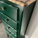 Chiffonnier 5 tiroirs relooké vert sapin et bois brut
