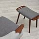 Fauteuil danois à dossier haut avec tabouret, années 1970, laine, bois de teck.