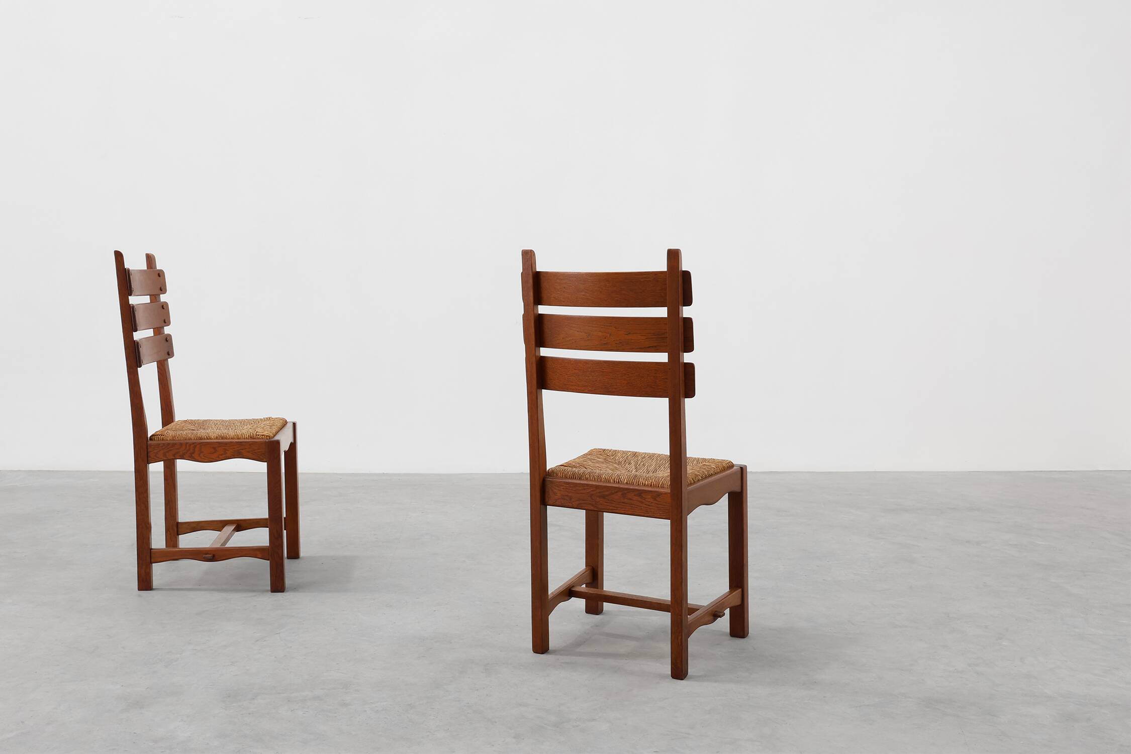 Deux chaises en chêne et osier brutalisme moderne du milieu du siècle, 1960