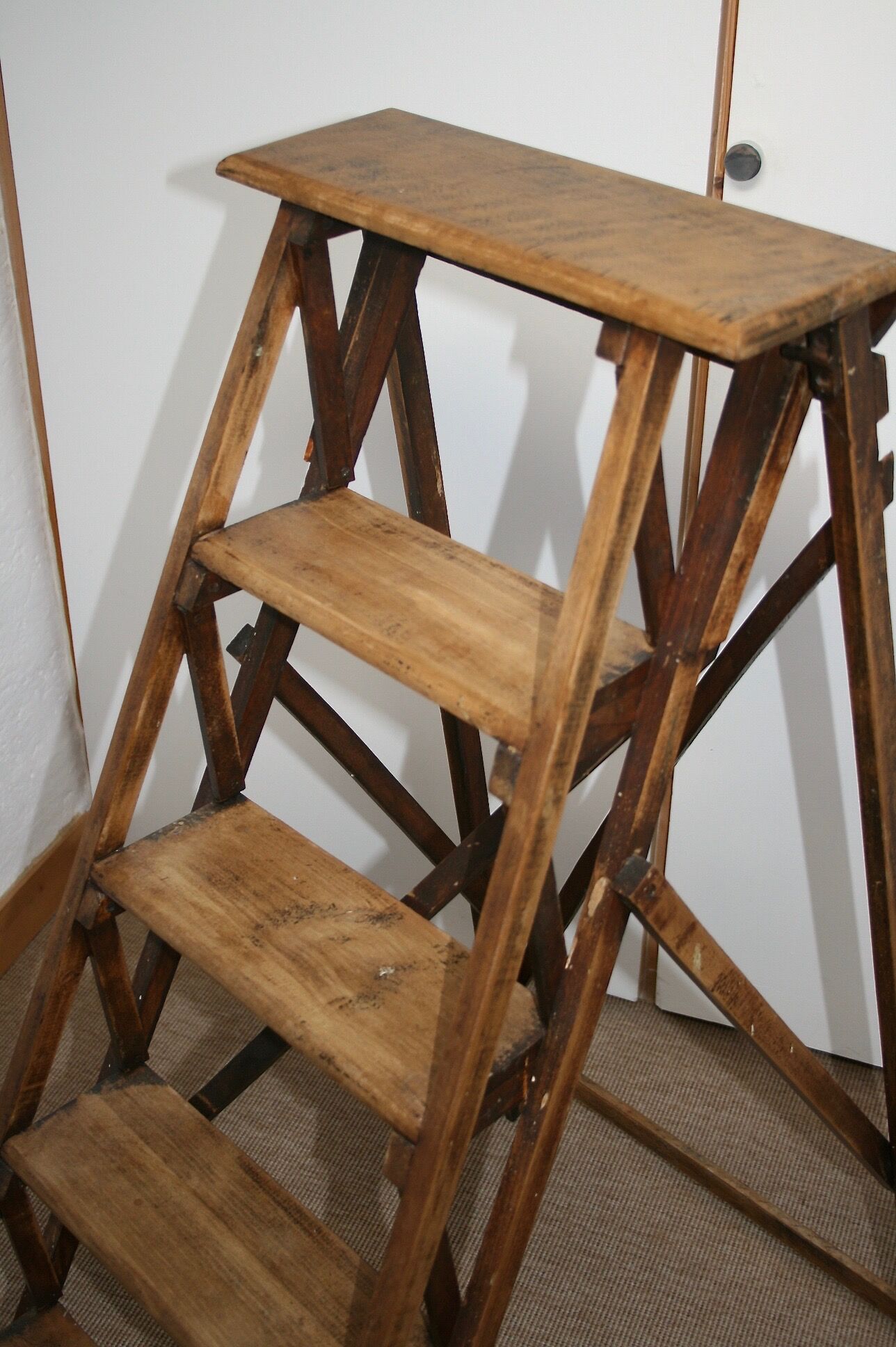 Old library stepladder (vintage of the 50s/60s