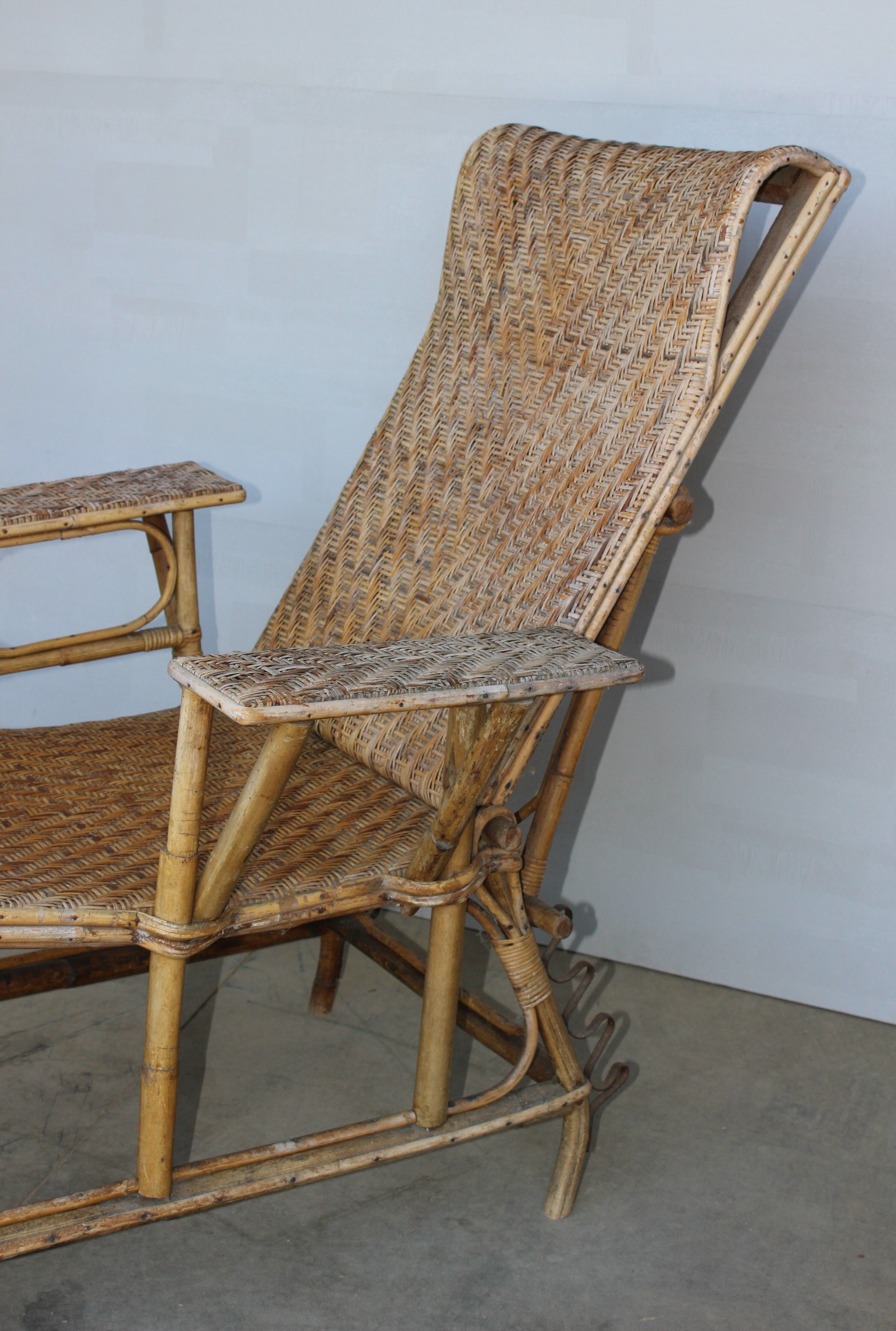 Long folding chair in rattan and old wicker