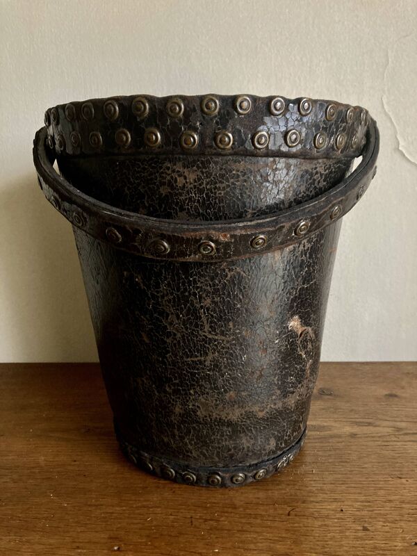 Corbeille à papier en cuir clouté Arts & Crafts 1920 art populaire