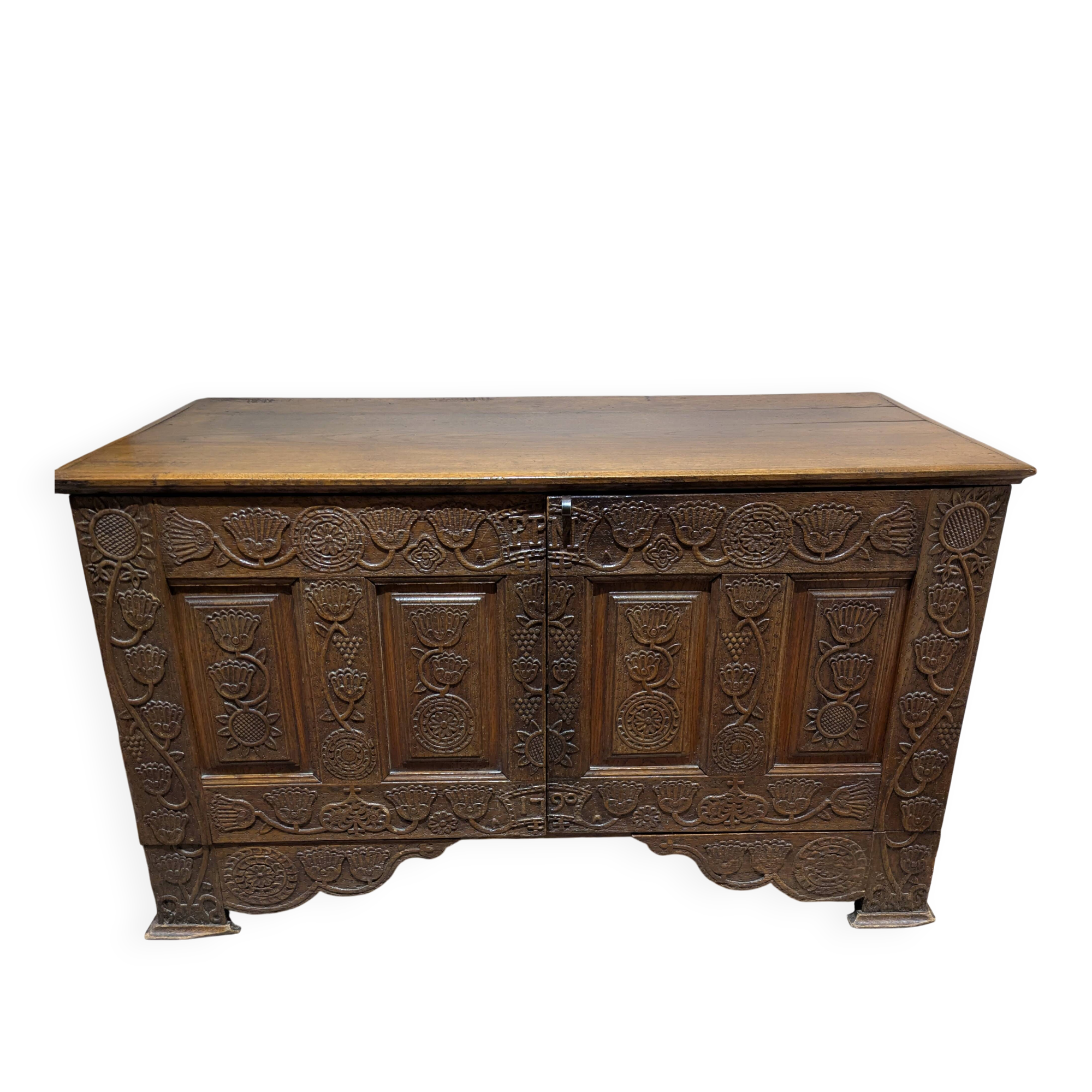 Jesuit-style chest dated 1790. Chiselled, in oak. H 71, W 123, D 60.