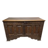 Jesuit-style chest dated 1790. Chiselled, in oak. H 71, W 123, D 60.