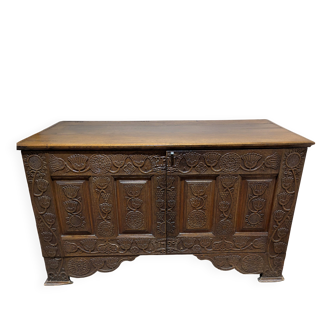 Jesuit-style chest dated 1790. Chiselled, in oak. H 71, W 123, D 60.