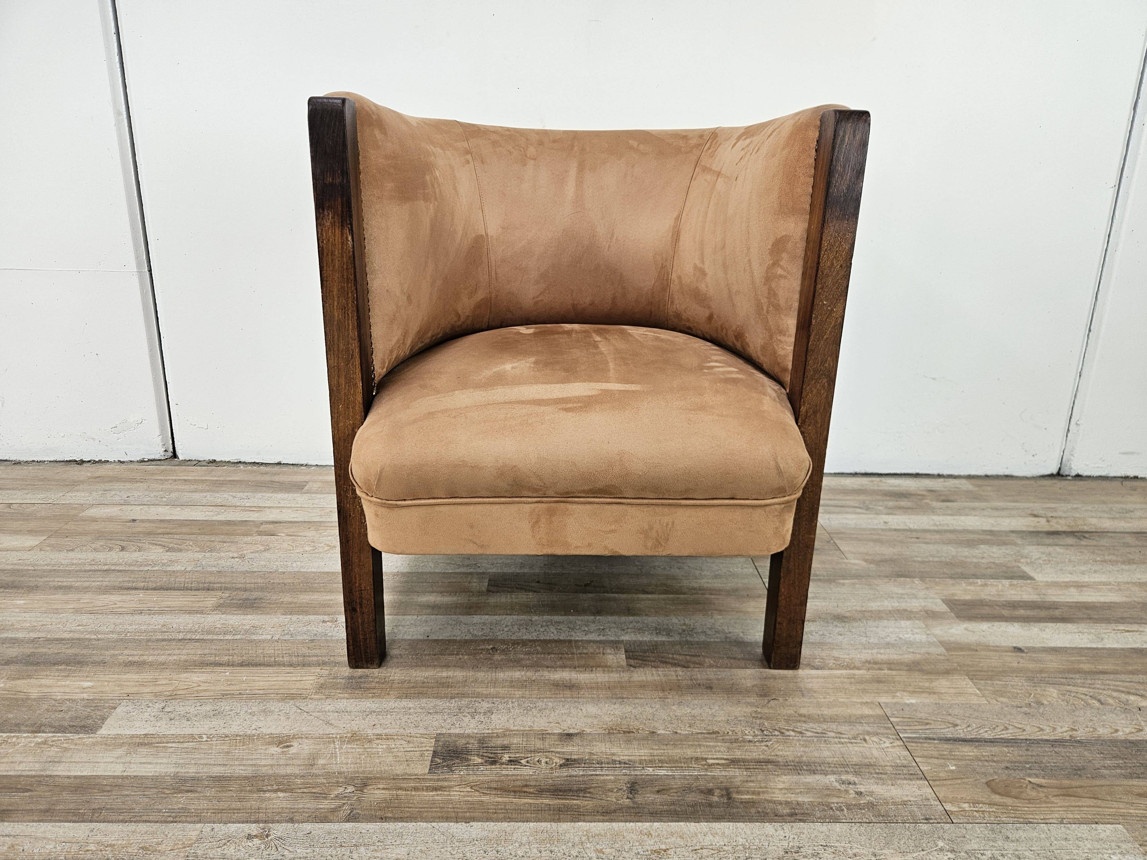1940s Art Decò armchair in walnut and velvet