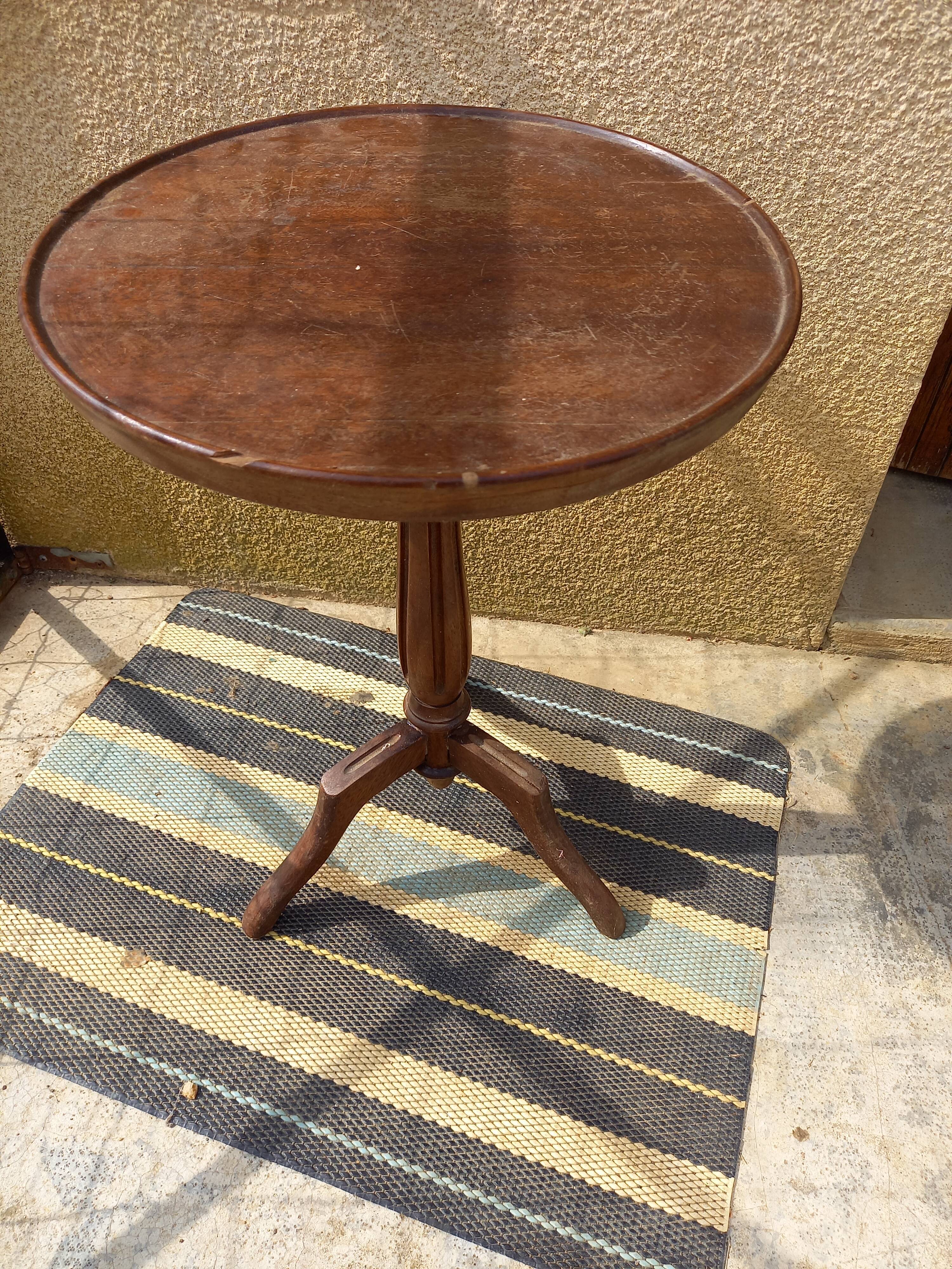 Wooden pedestal table