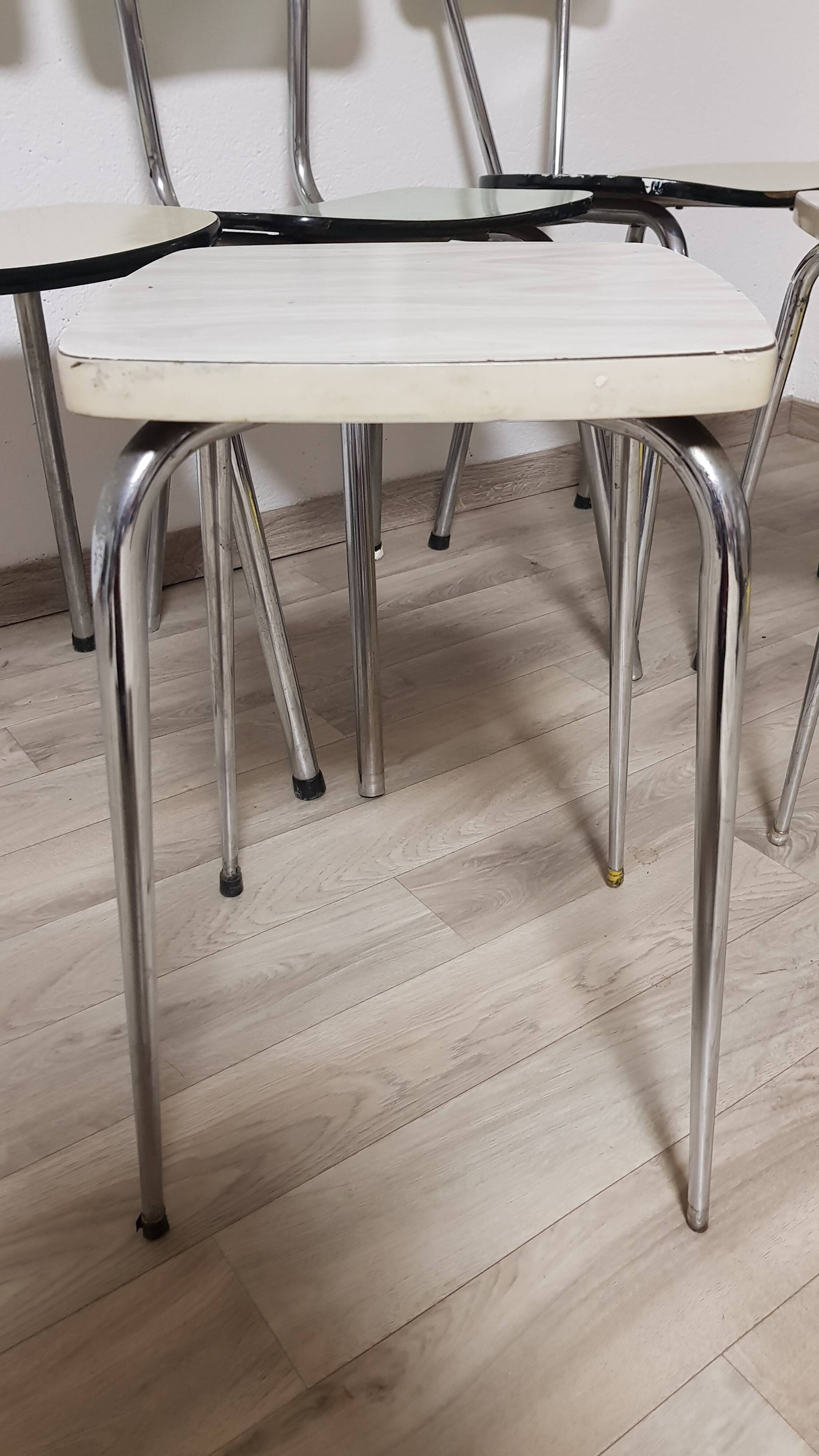 Lot 2 formica stools