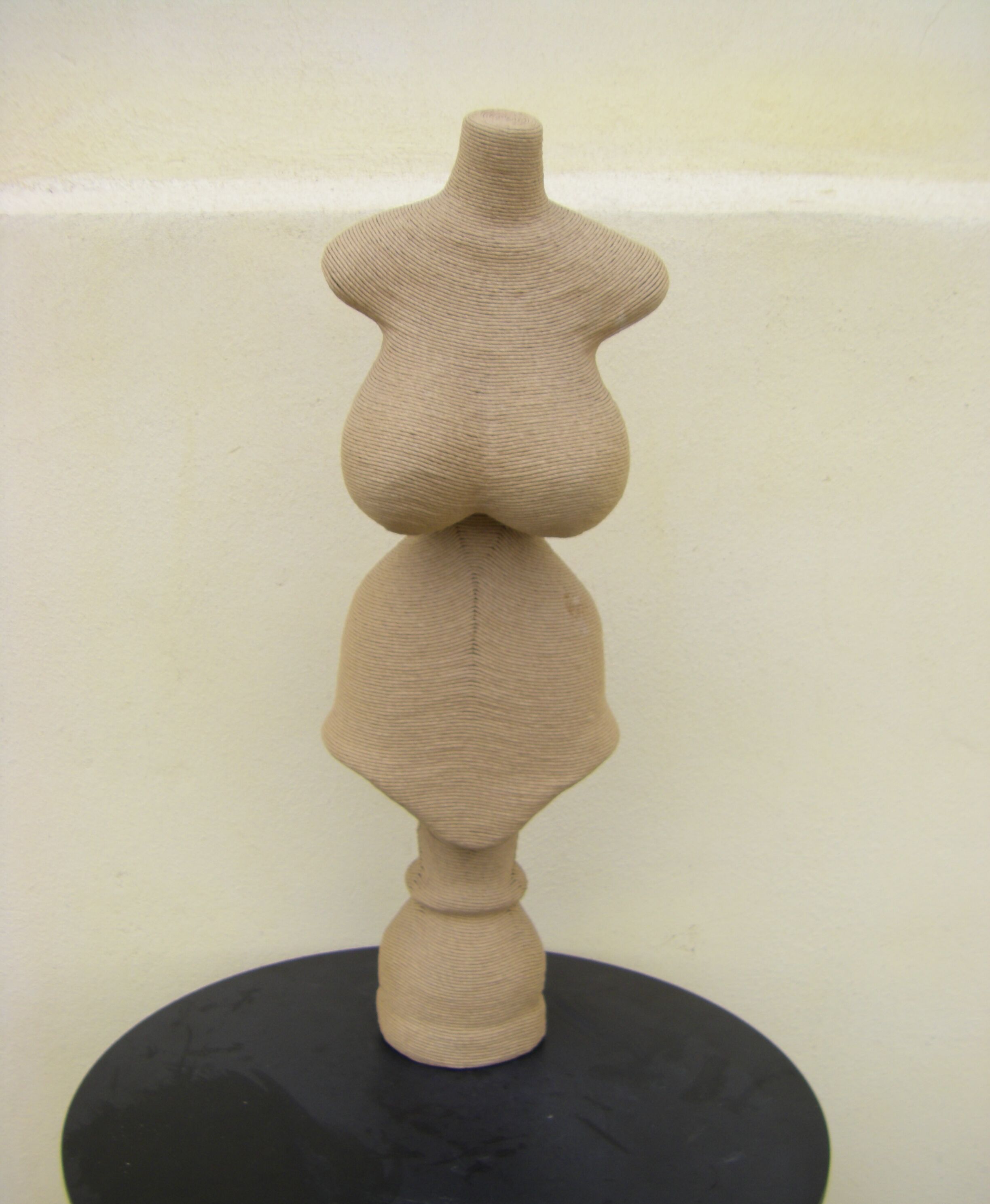 Mannequin bust in natural raffia