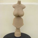 Mannequin bust in natural raffia