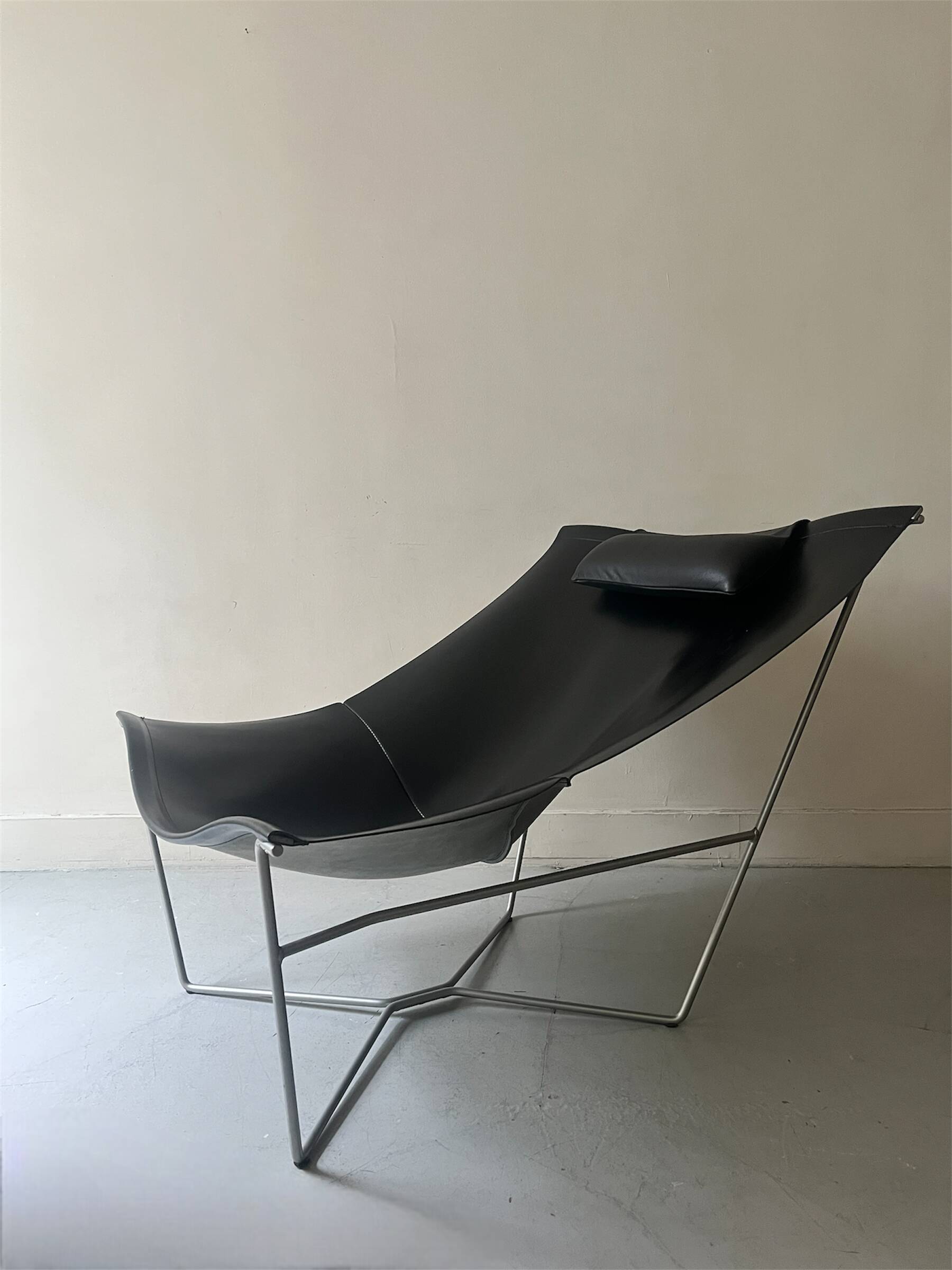 Design armchair Semana in black leather and steel by D. Weeks, limited edition 1980.