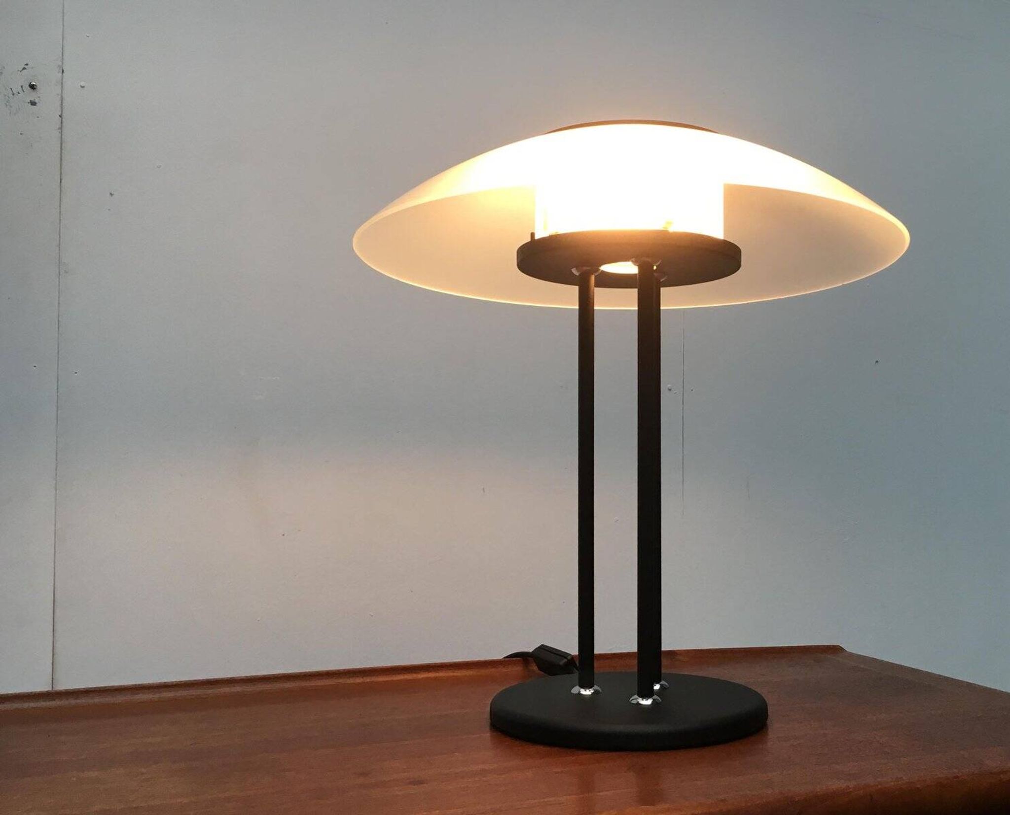 Lampe de table vintage postmoderne en verre et métal