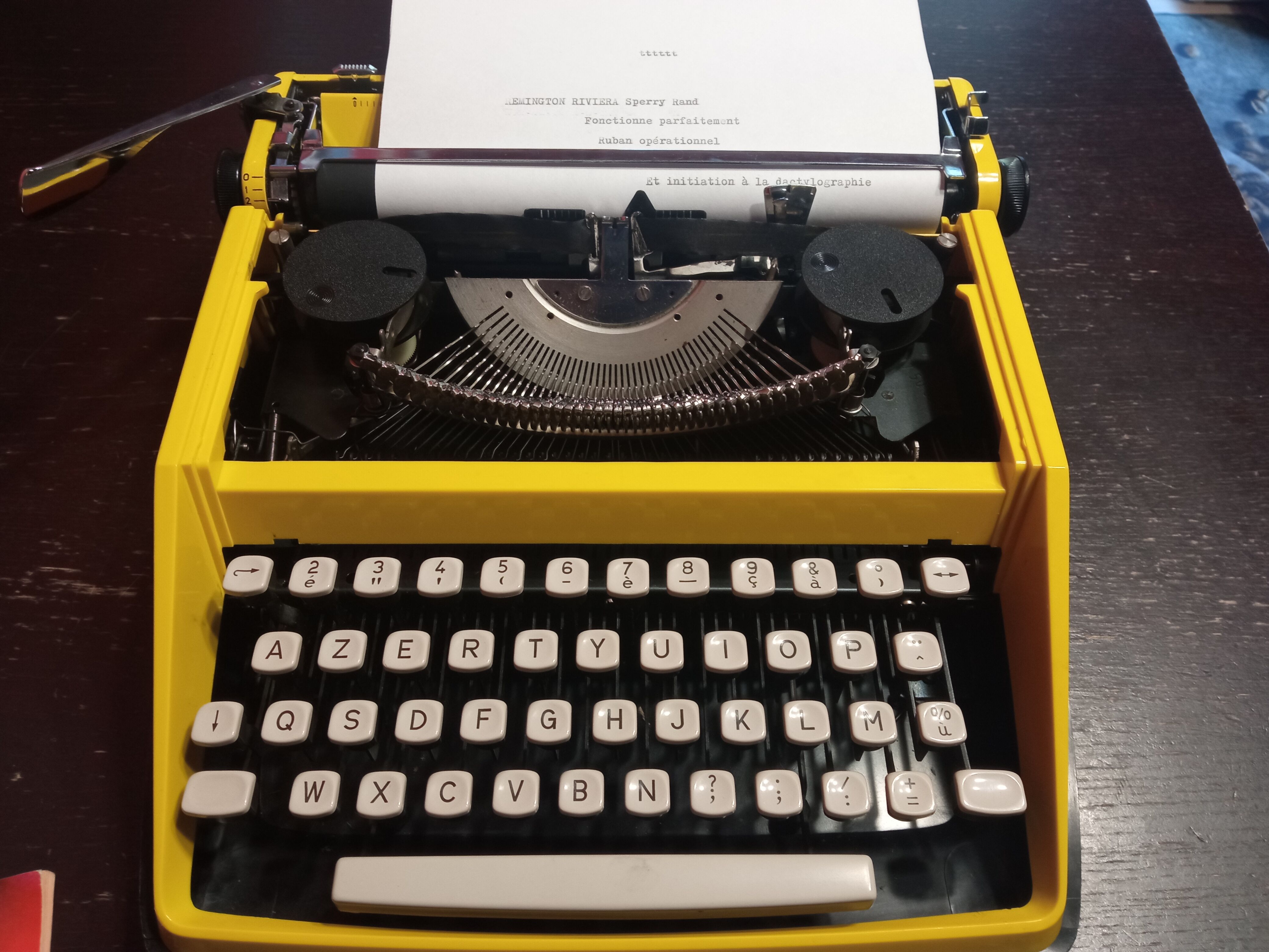 Typewriter remington riviera Sperry Rand Riviera Yellow