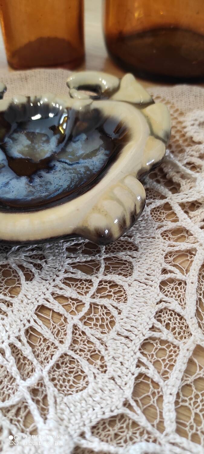 Ashtray or empty pocket barbotine crab