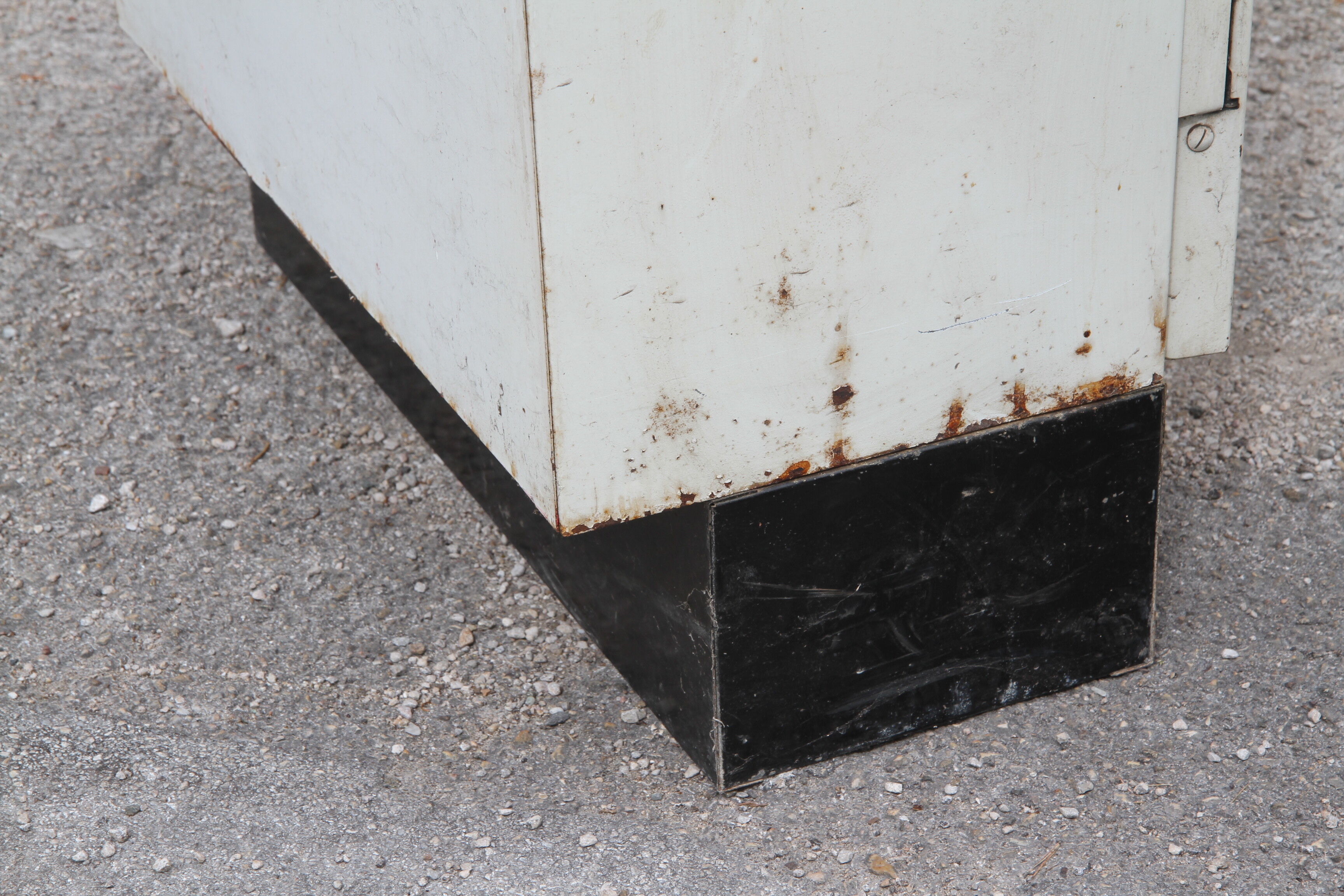Metal infirmary cabinet from the 1950s