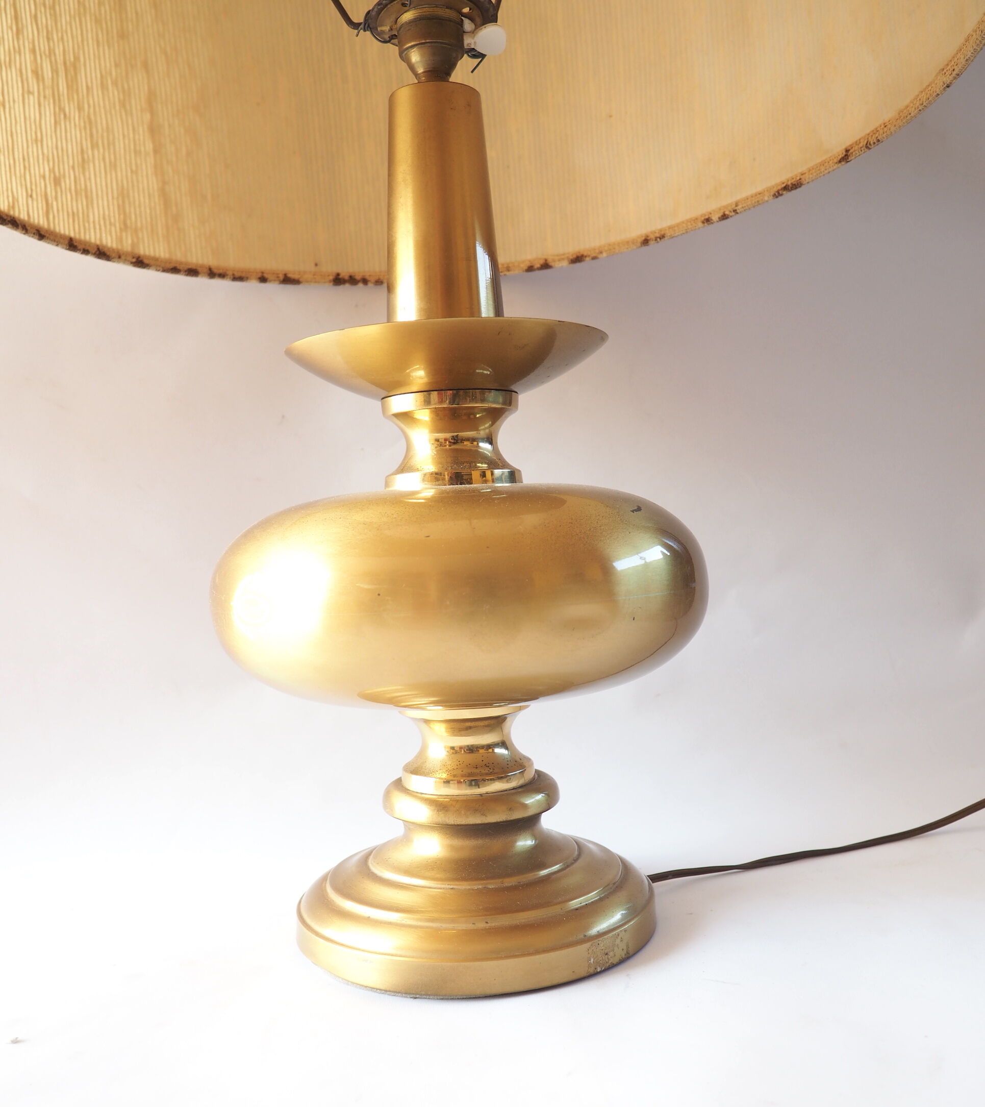 Grande lampe pied métal doré