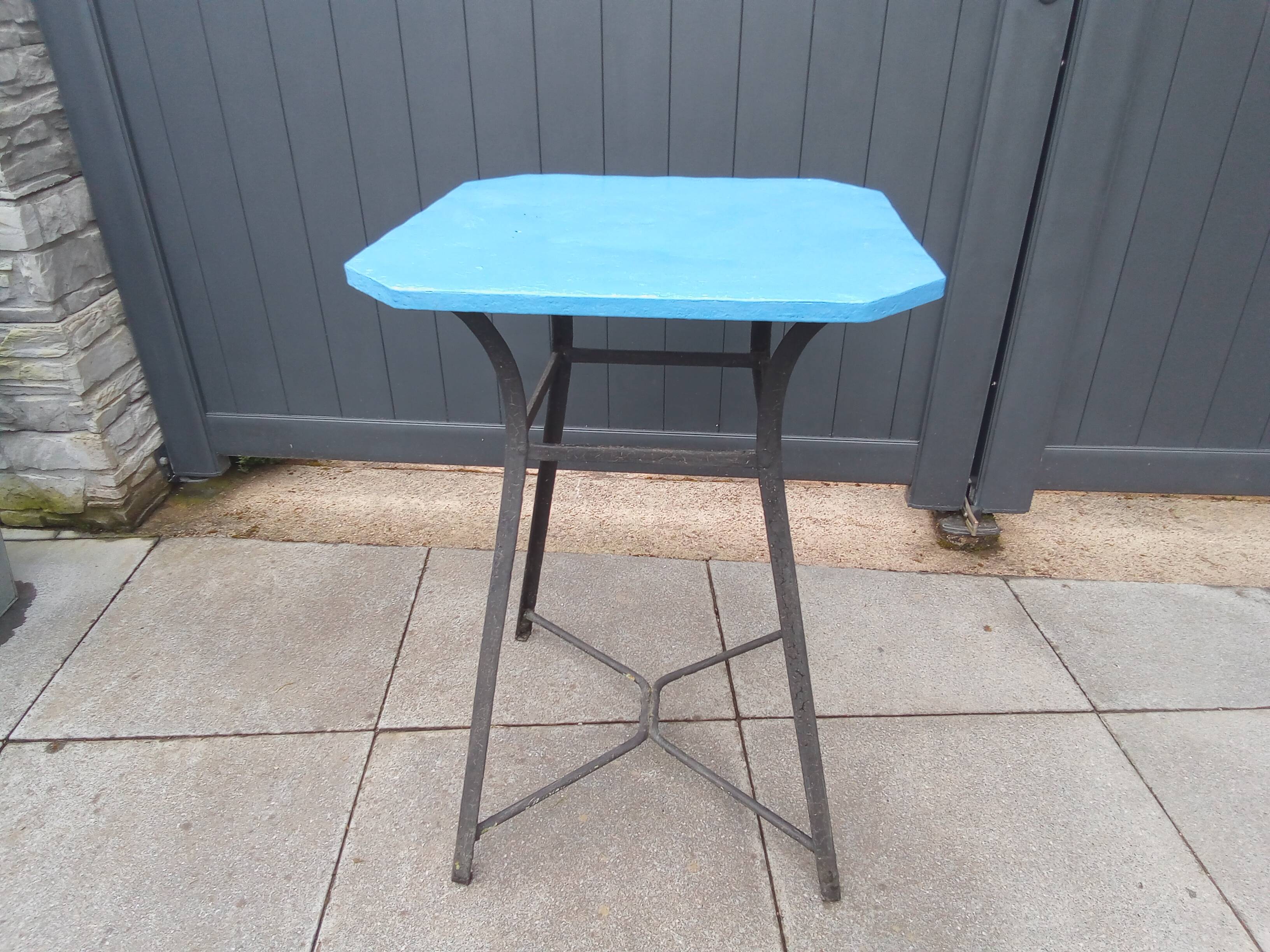Splendid and rare outdoor iron bistro table from the 1940s, completely renovated