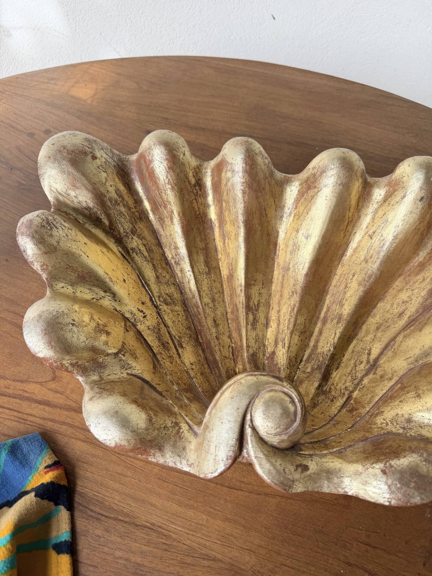 Immense wooden plate 1900 shell with golden patina