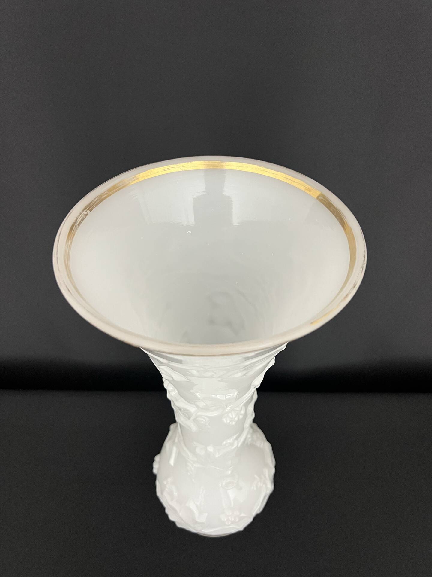 Vase "with Ivy Garland" in white opaline glass, attributed to Bacca.