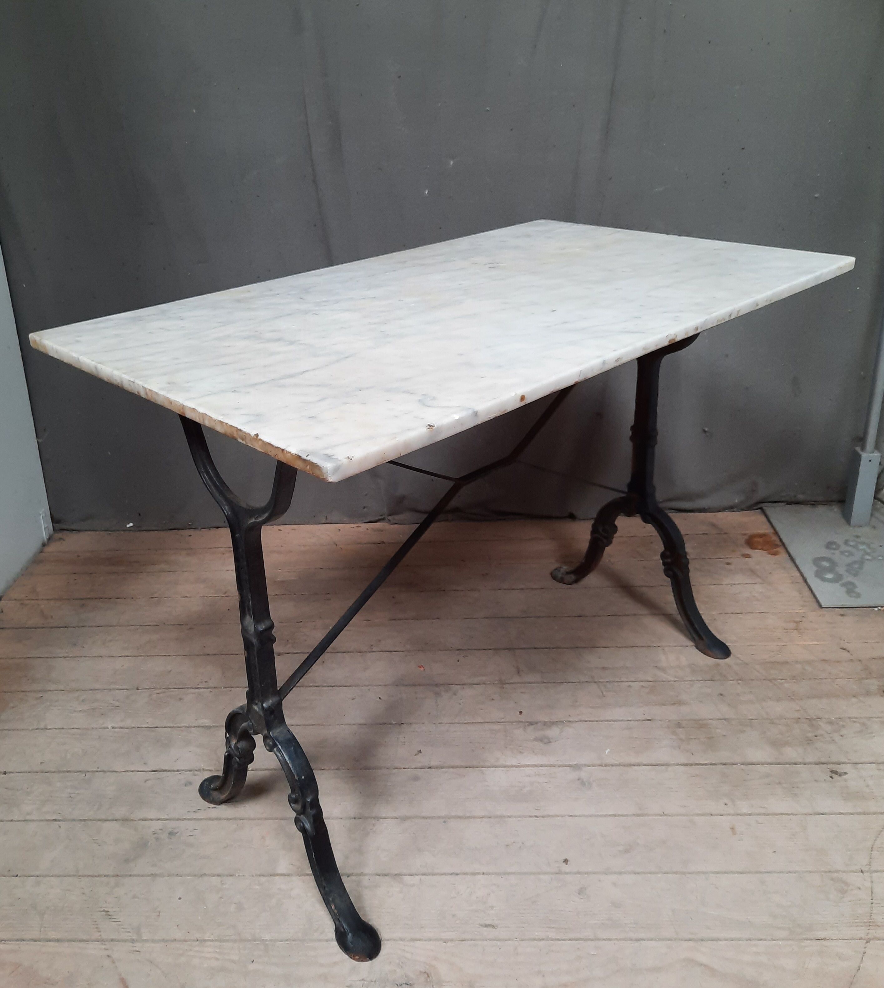 Bistro table in white marble