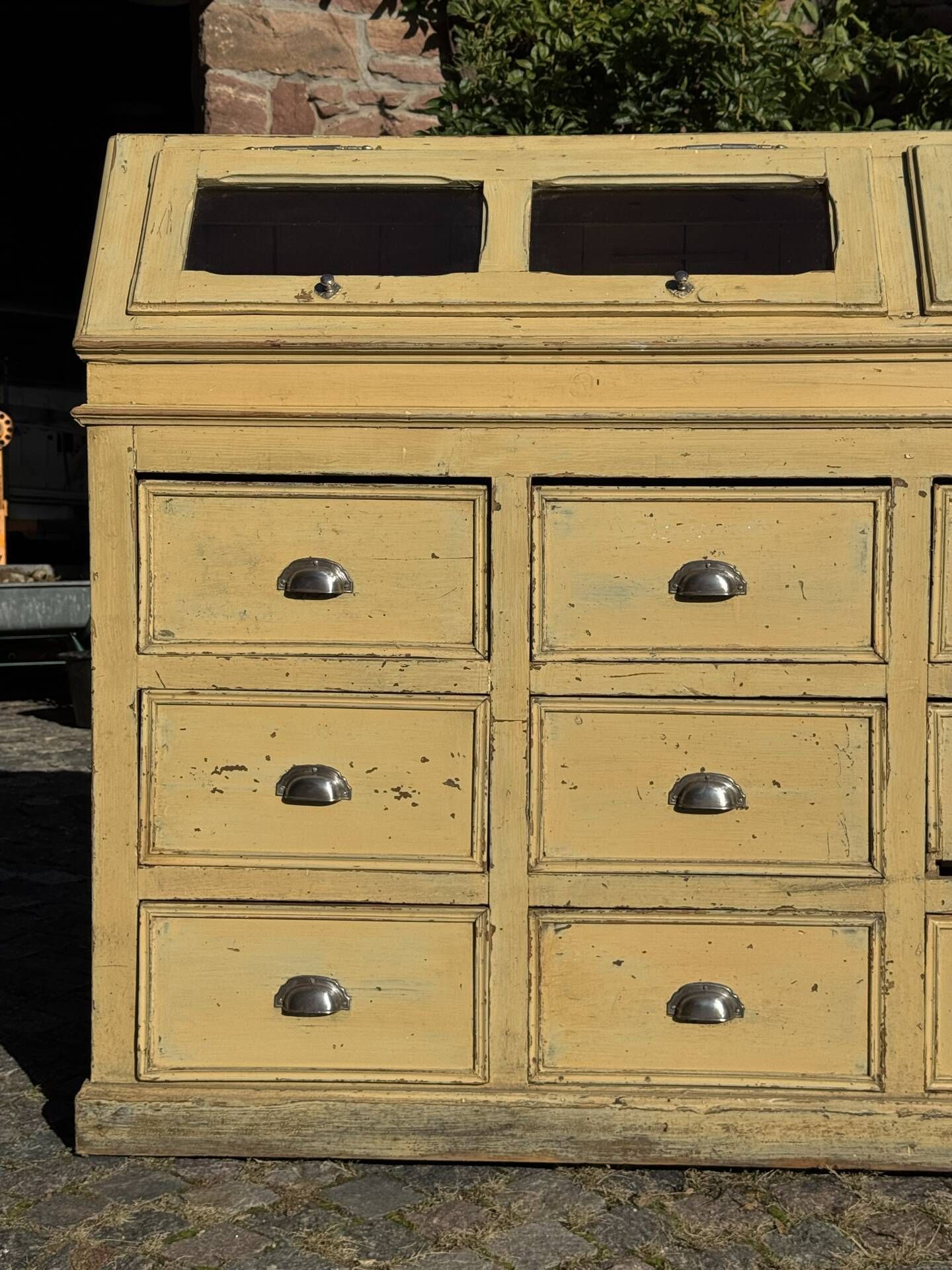 Workshop cabinet with drawers