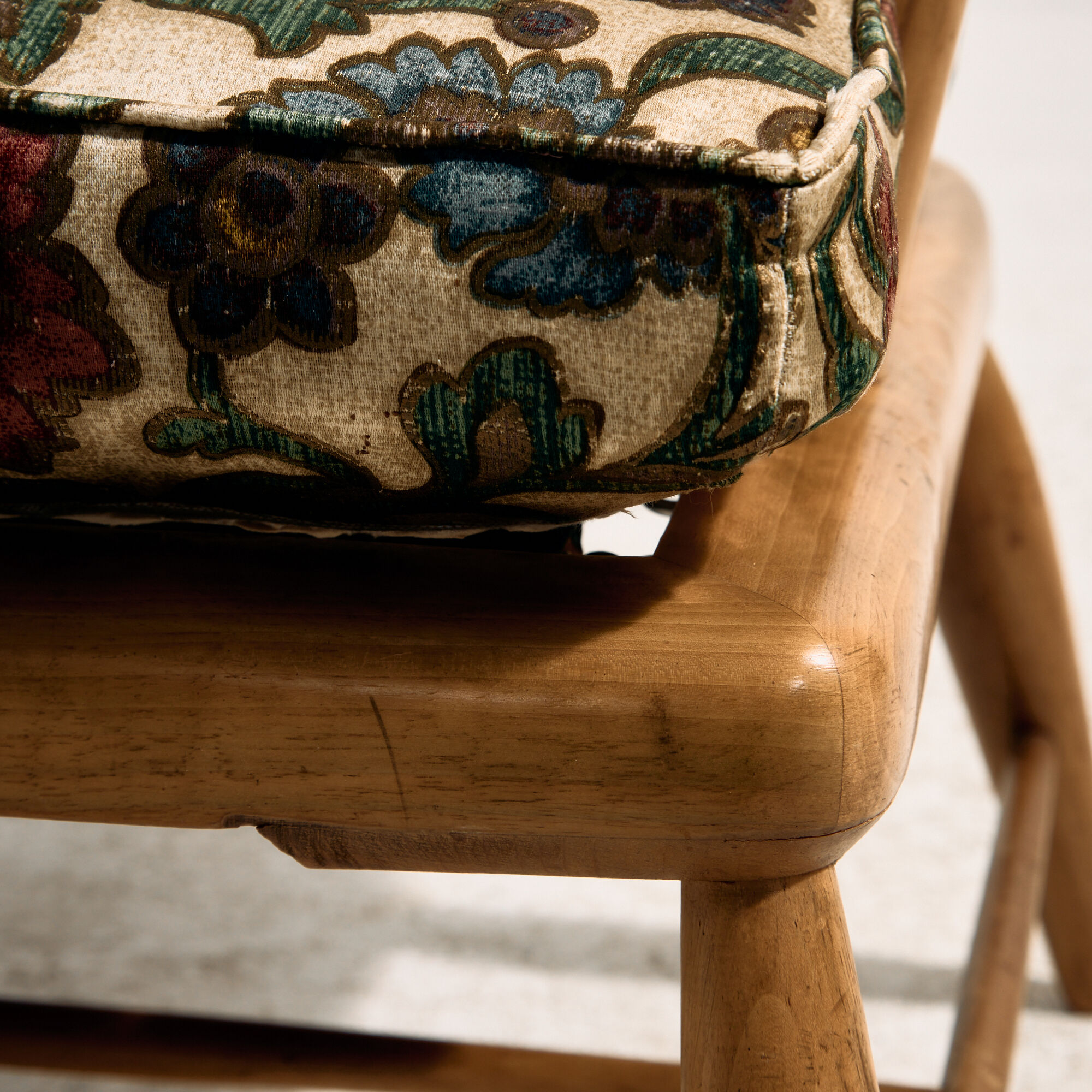 Fauteuil en noyer par Anna-Lülja Praun