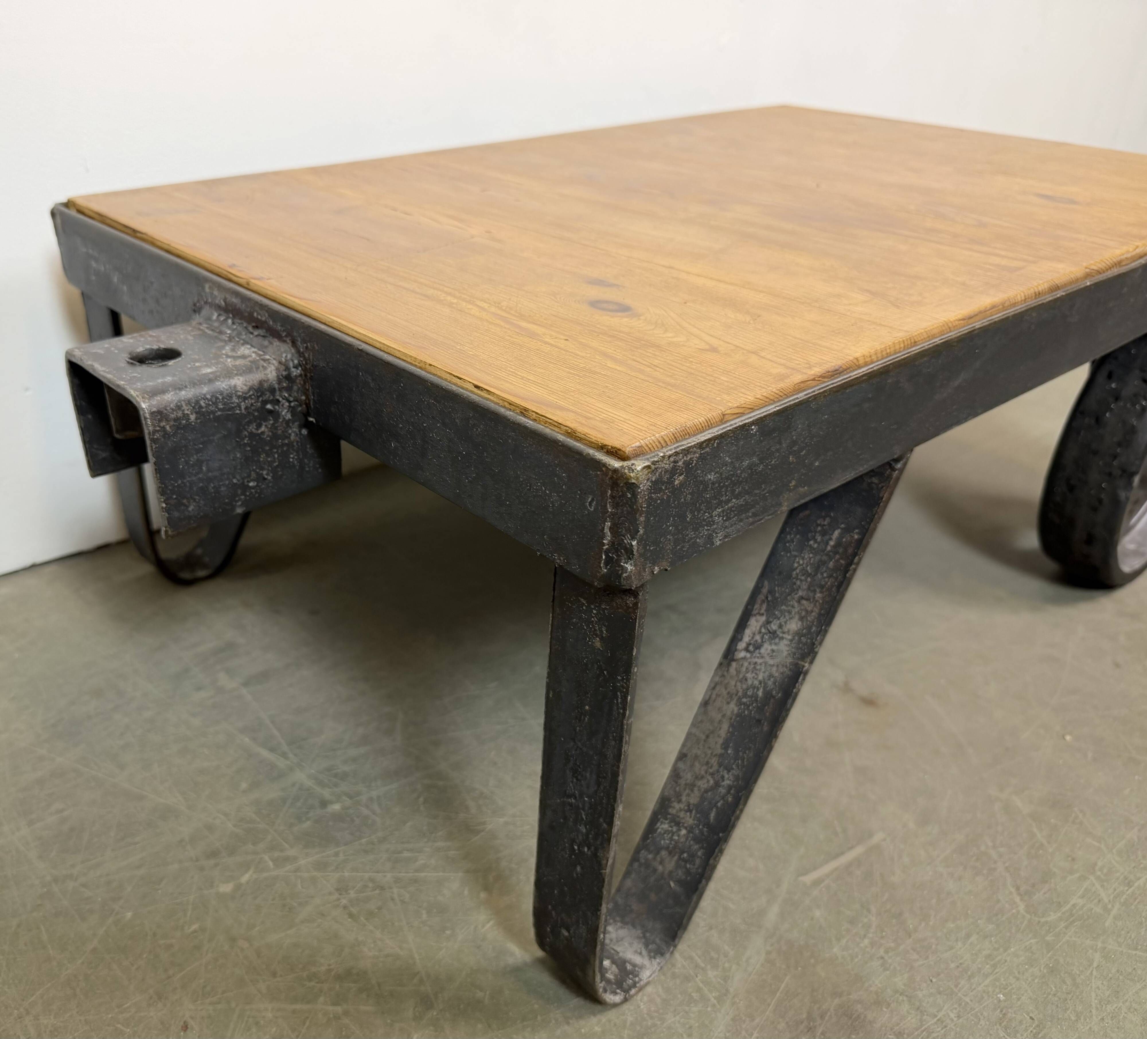 Table basse industrielle noire sur roulettes, années 1960