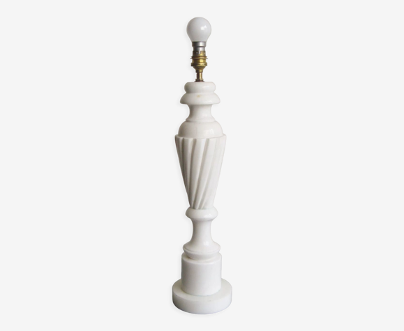 Pied de lampe vintage en marbre blanc taillé