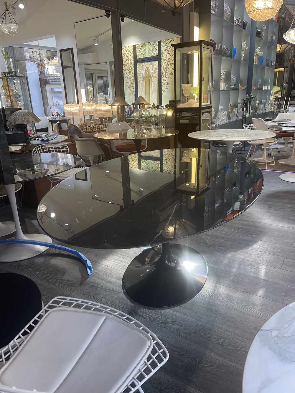 Saarinen & Knoll International: Tulip table, marble marquina and black rilsan
