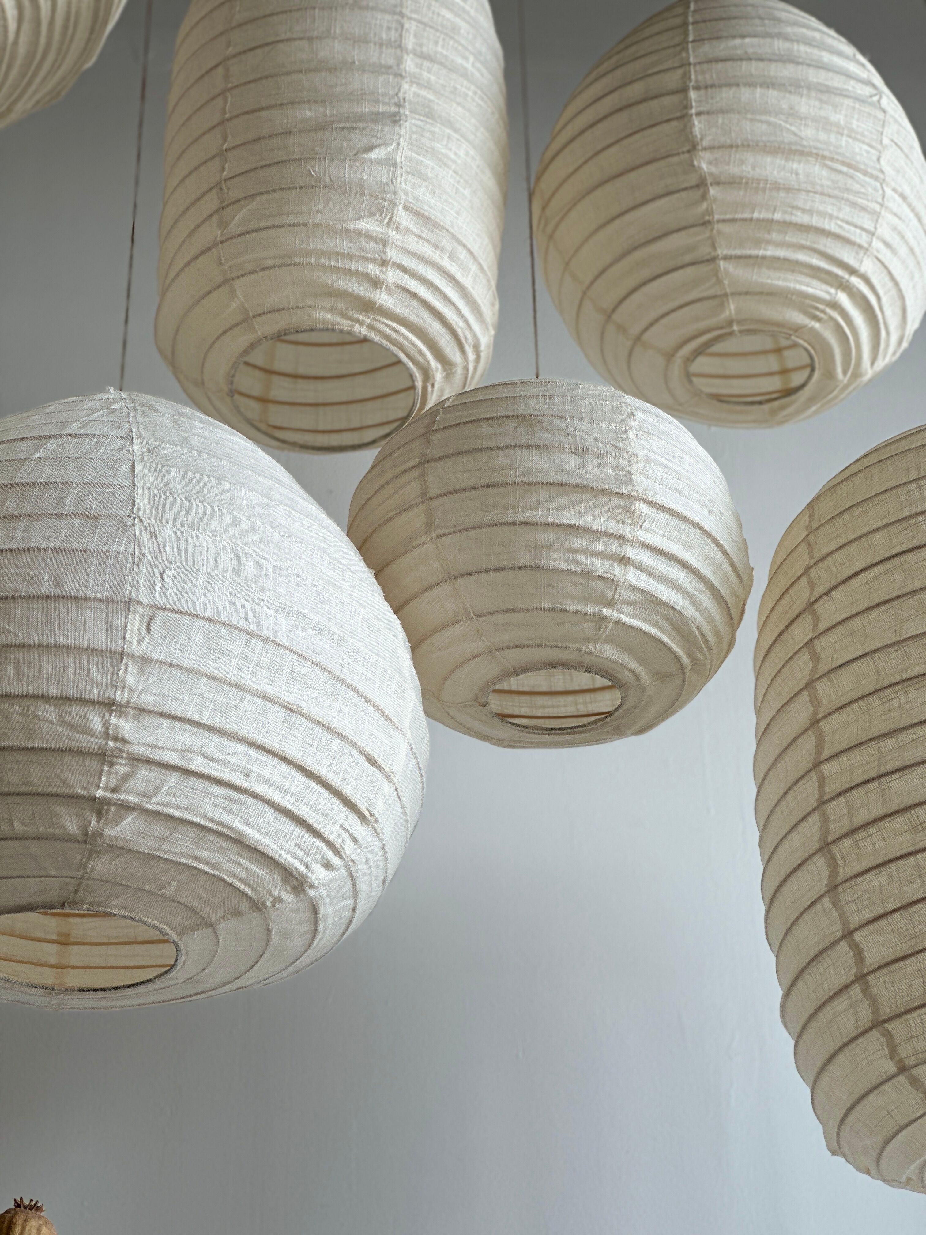 Suspension in rattan and natural japanese linen in the shape of a drop