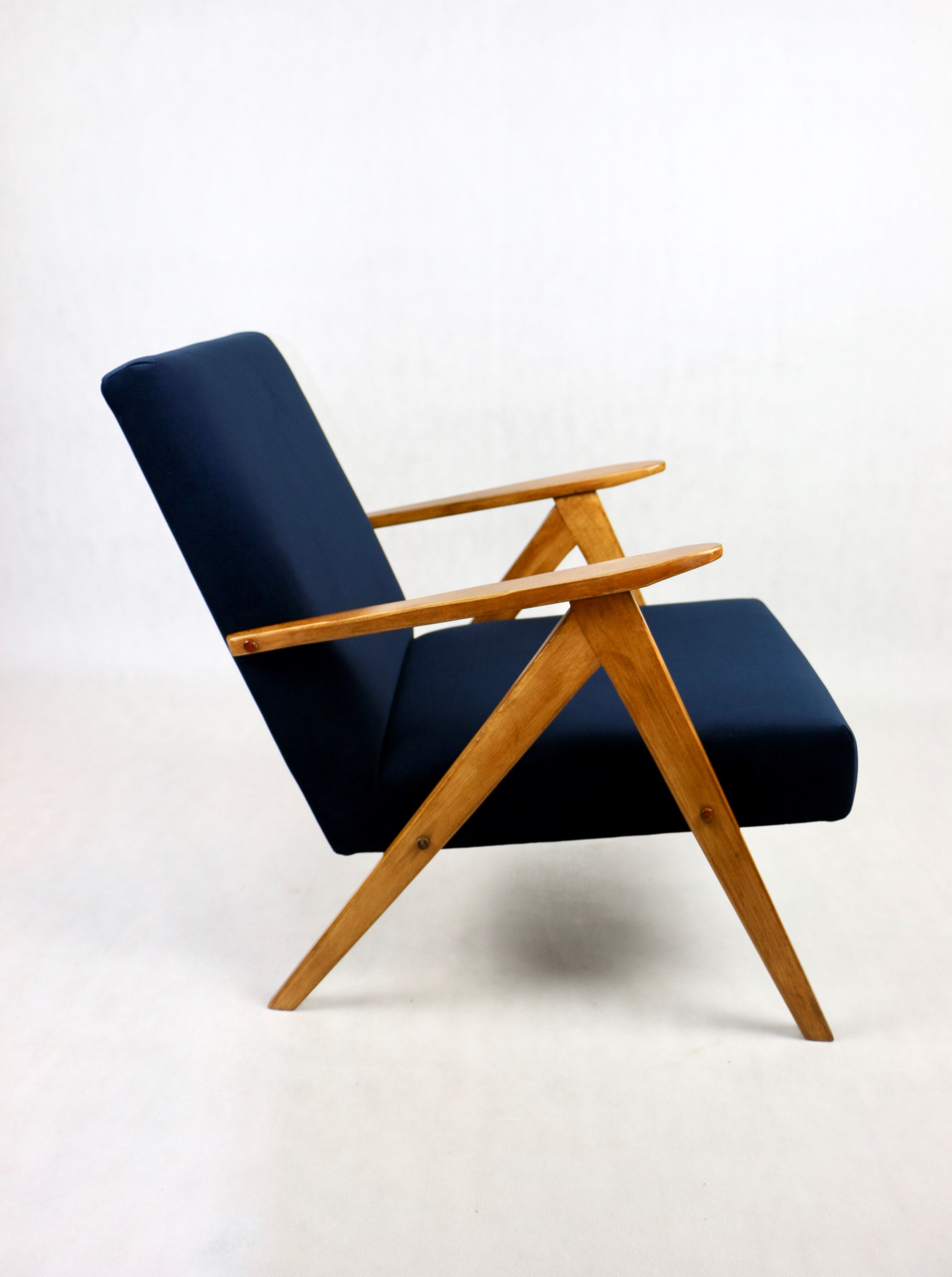 Fauteuil vintage en velours bleu marine Var, années 1970