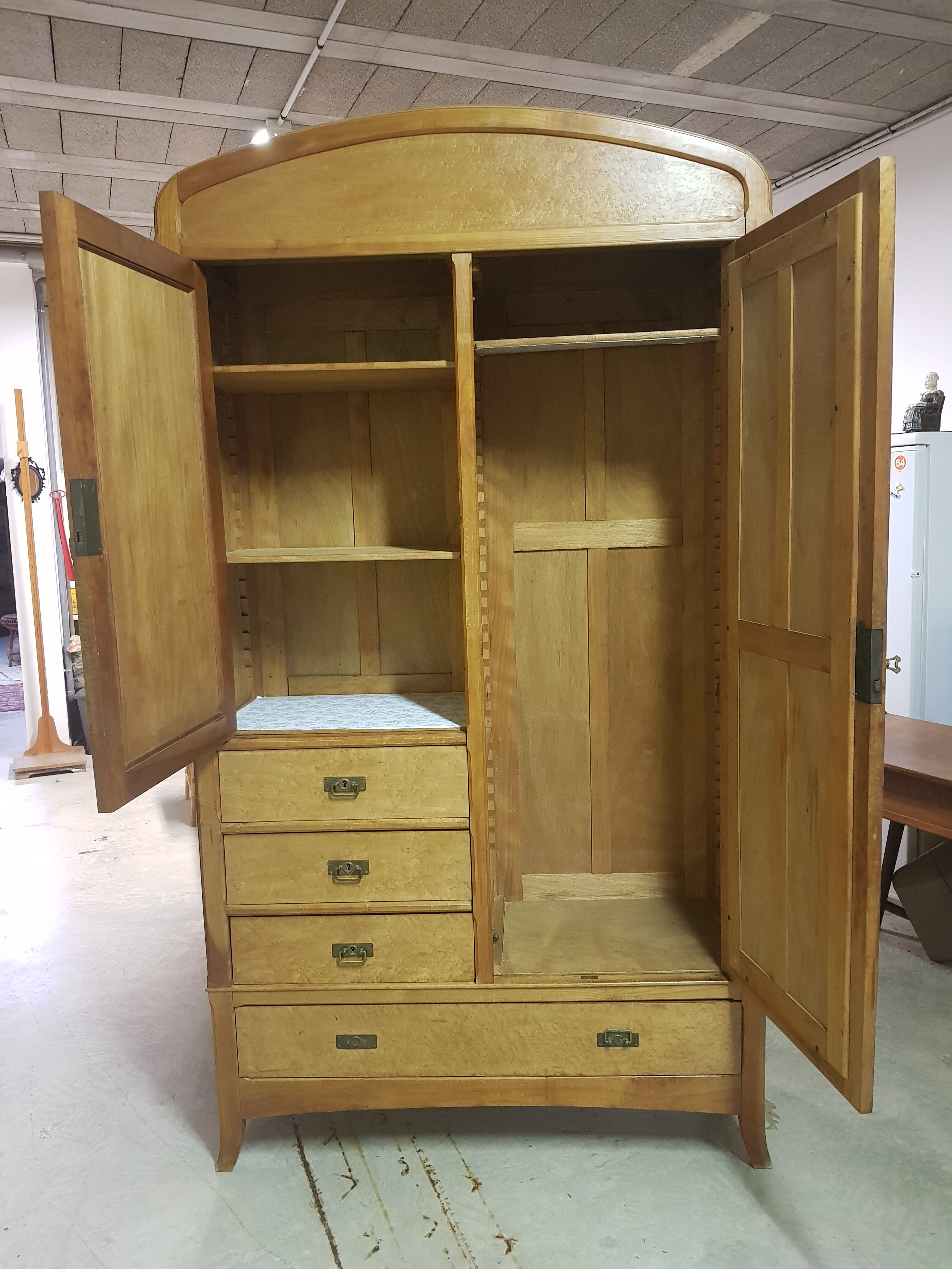 Armoire parisienne vintage