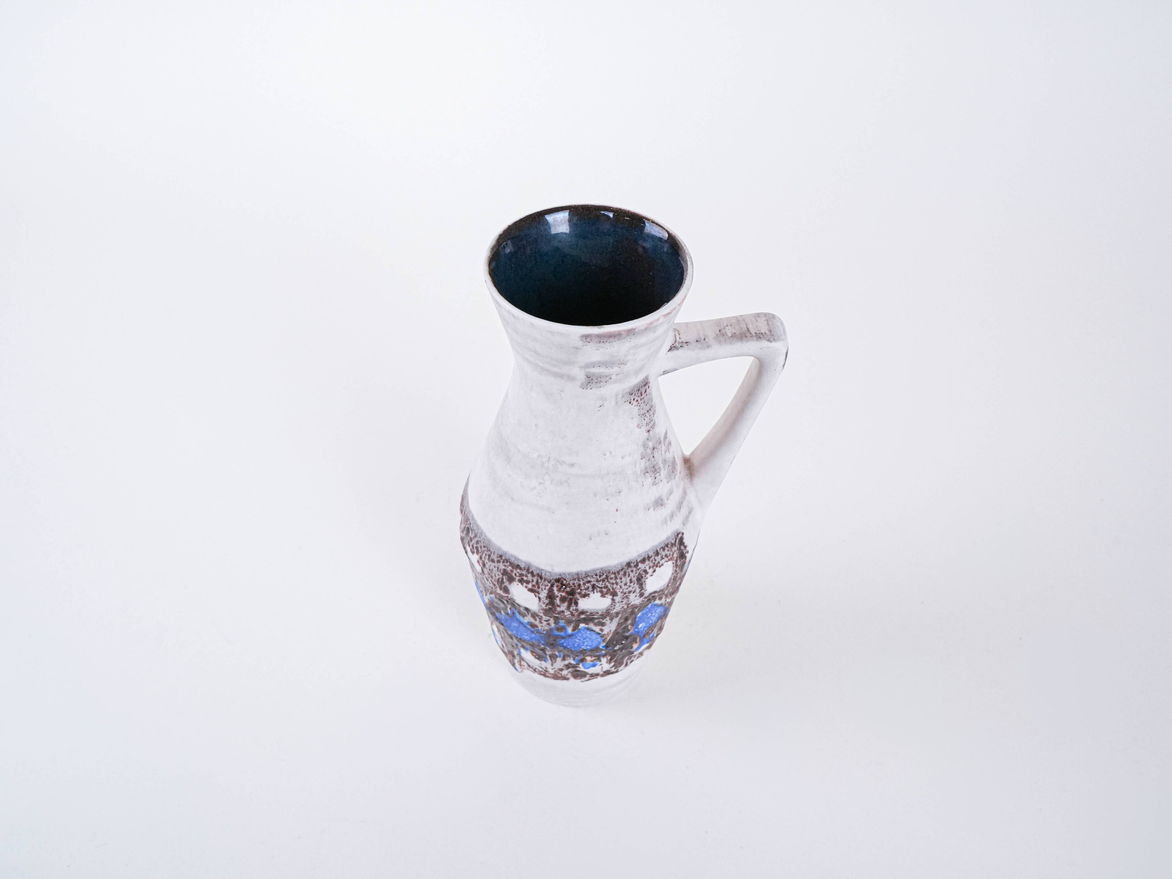Vase en céramique avec une poignée, design allemand, années 1960, fabriqué en Allemagne de l'Ouest.