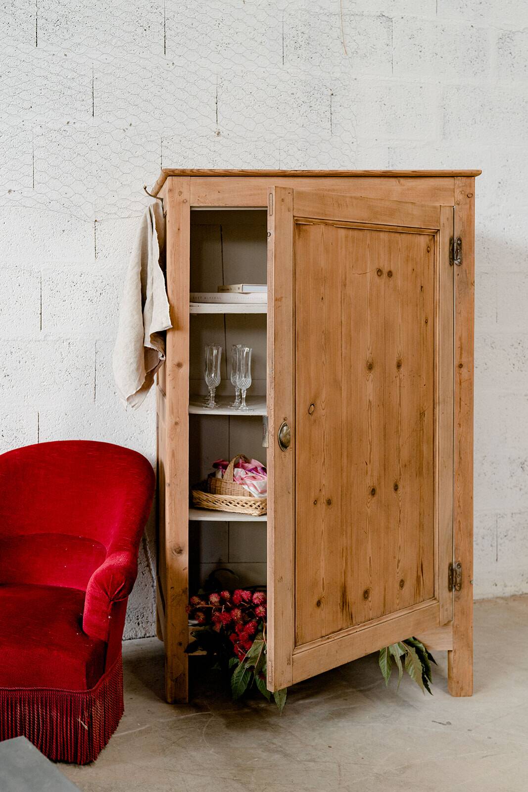 Burgundy toad armchair