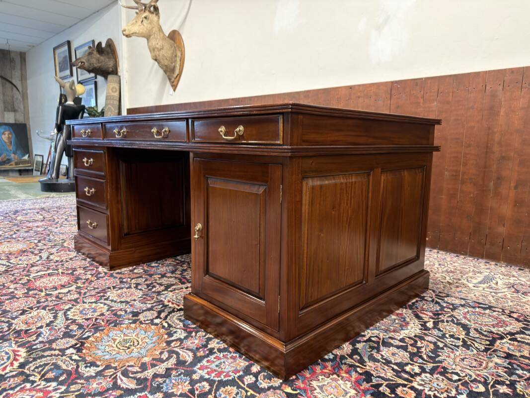 Large English Chesterfield Desk Partnerdesk