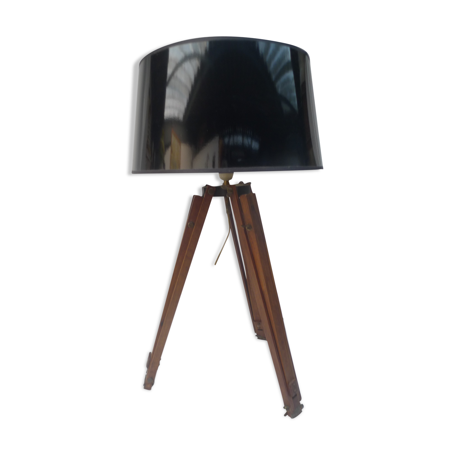 Tripod-footed lamppost