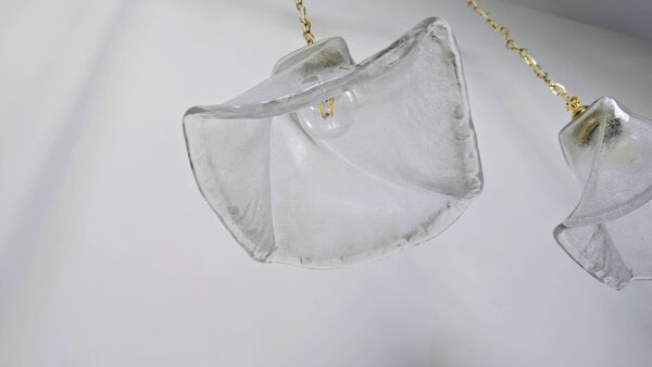 Paire de suspensions en verre granité et laiton