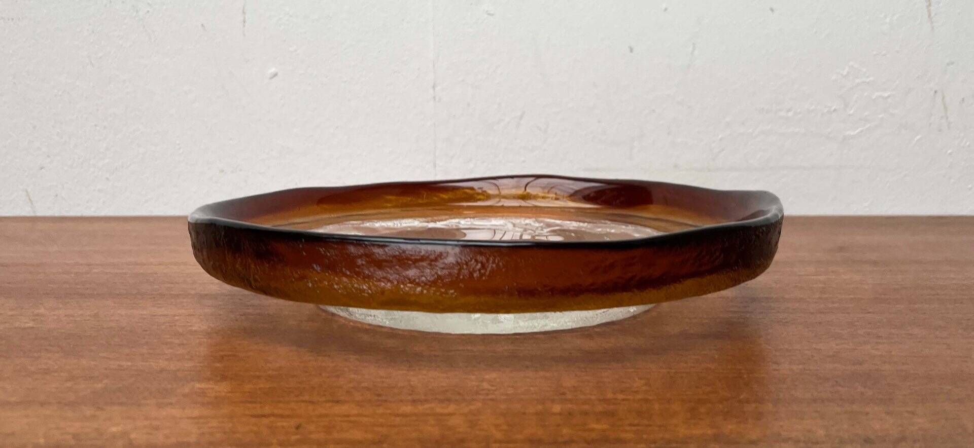 Modern mid-century glass bowl by Pertti Santalahti for Humppila, Finland, 1960s.