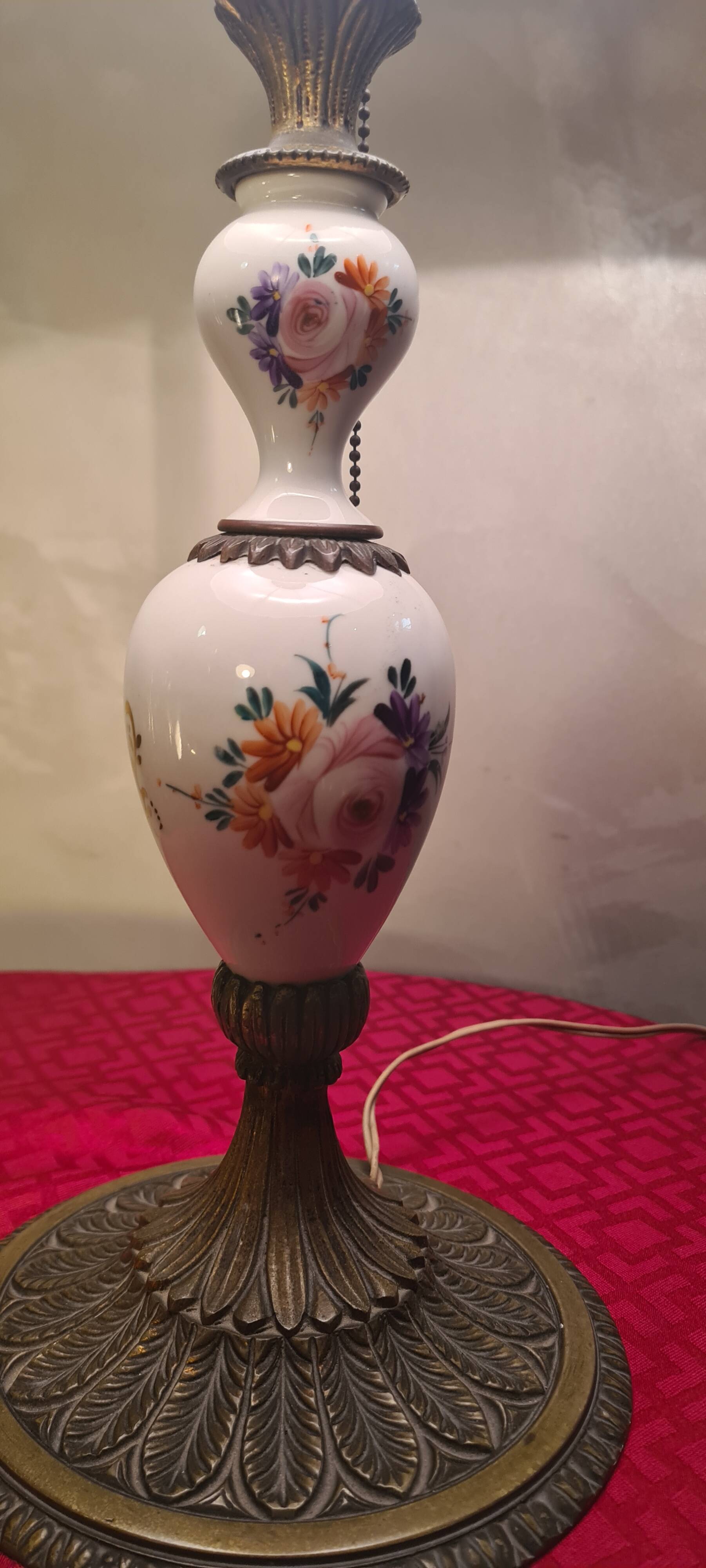 very elegant porcelain and bronze lamp, pull cord switch 50x30 very good e